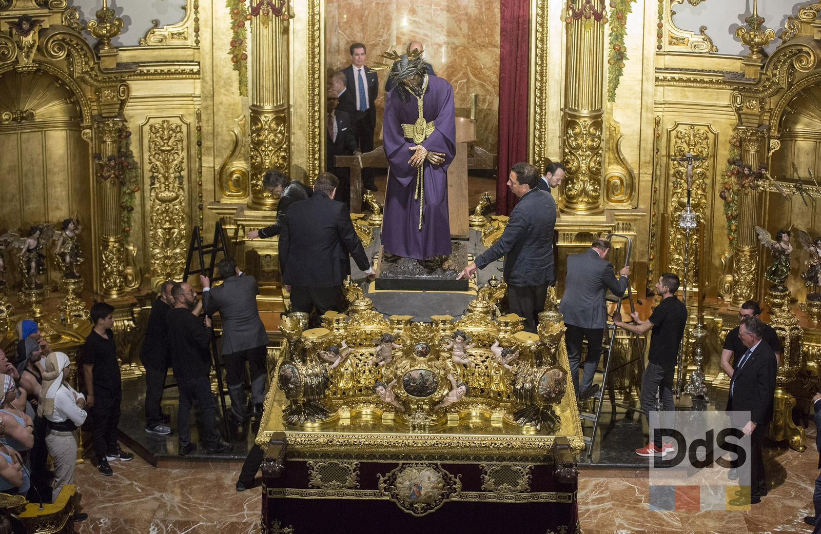 La subida del Señor del Gran Poder a su paso