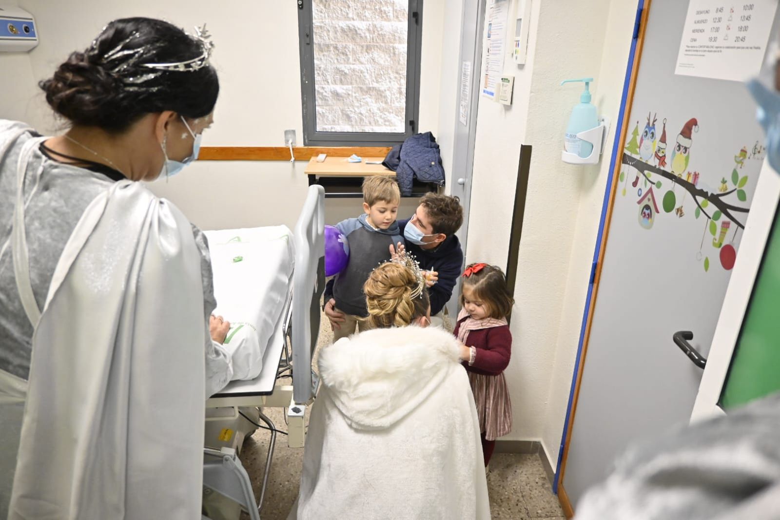 Los niños del Hospital Juan Ramón Jiménez de Huelva reciben la visita de los Reyes: las fotografías del emotivo momento