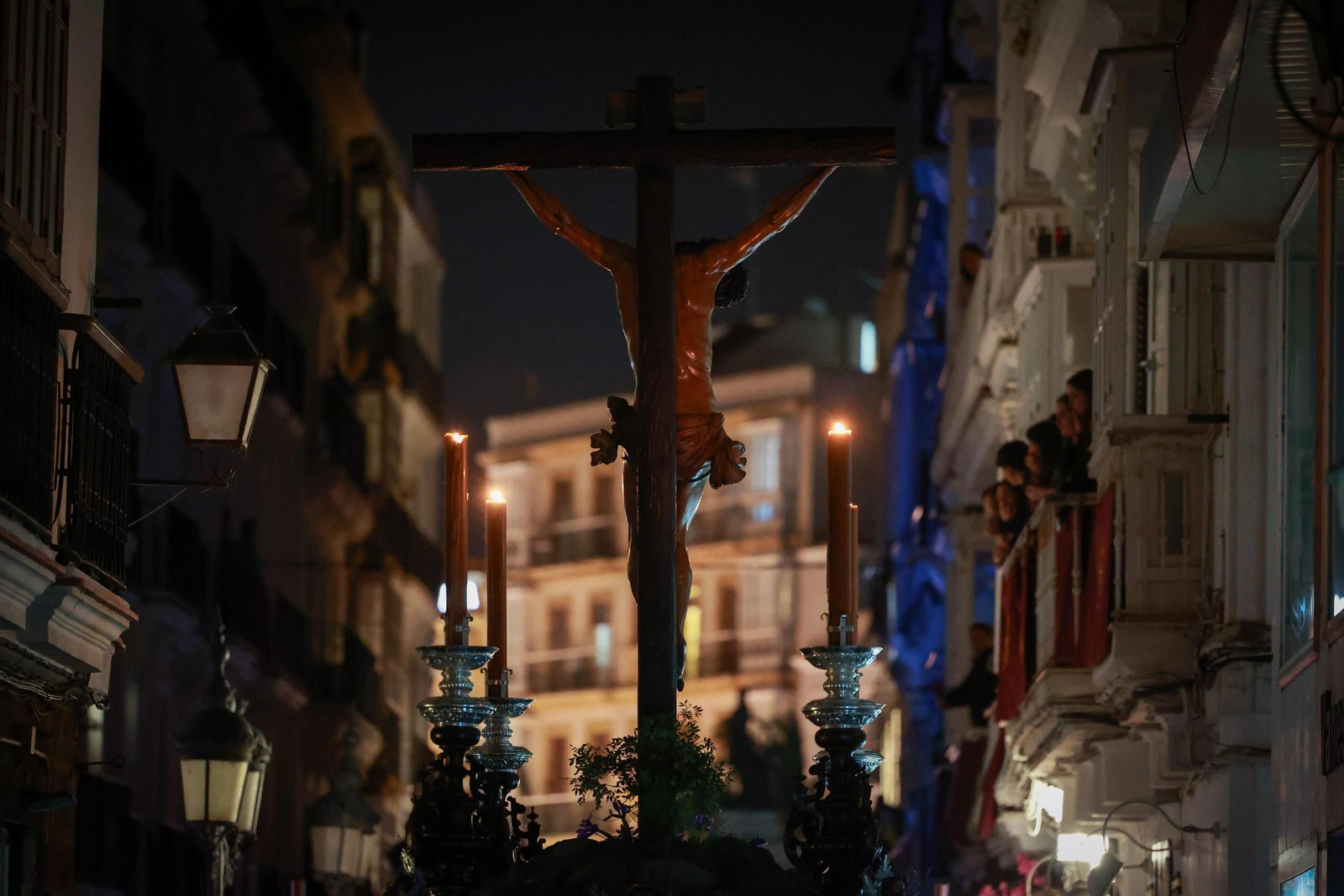 Imágenes de la salida de Buena Muerte en la Semana Santa de Cádiz 2025