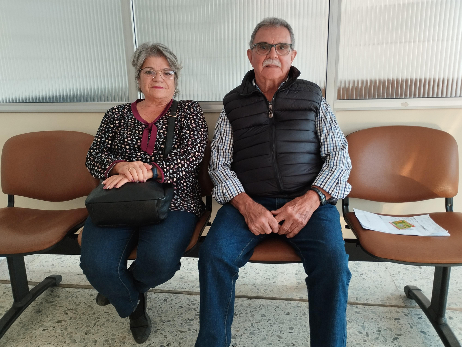 Pedro Serrano y su mujer, Antonia Sánchez, esperando una prueba de Oftalmología en Barbarela.