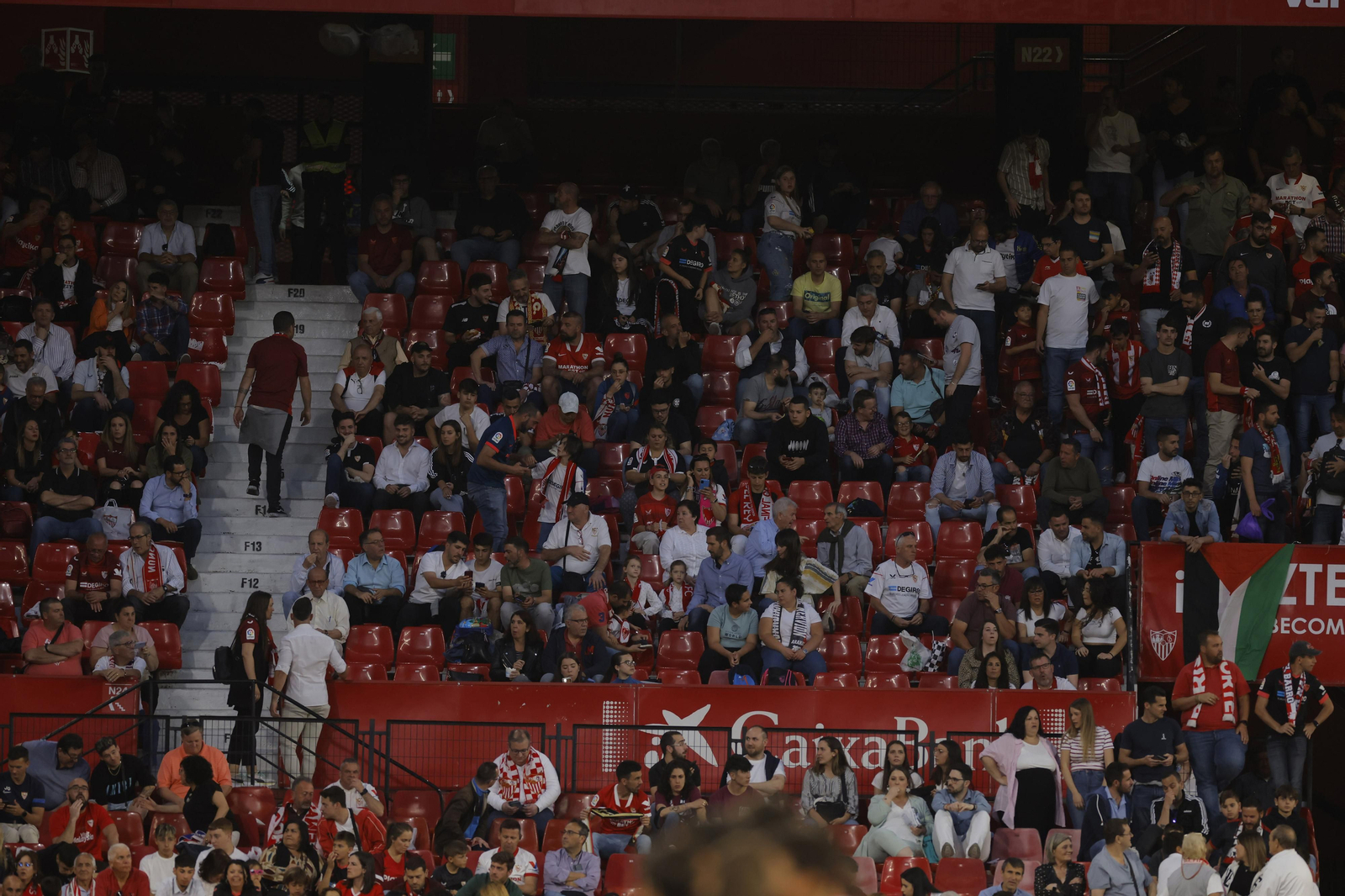 Búscate en las fotos del Sevilla-Celta