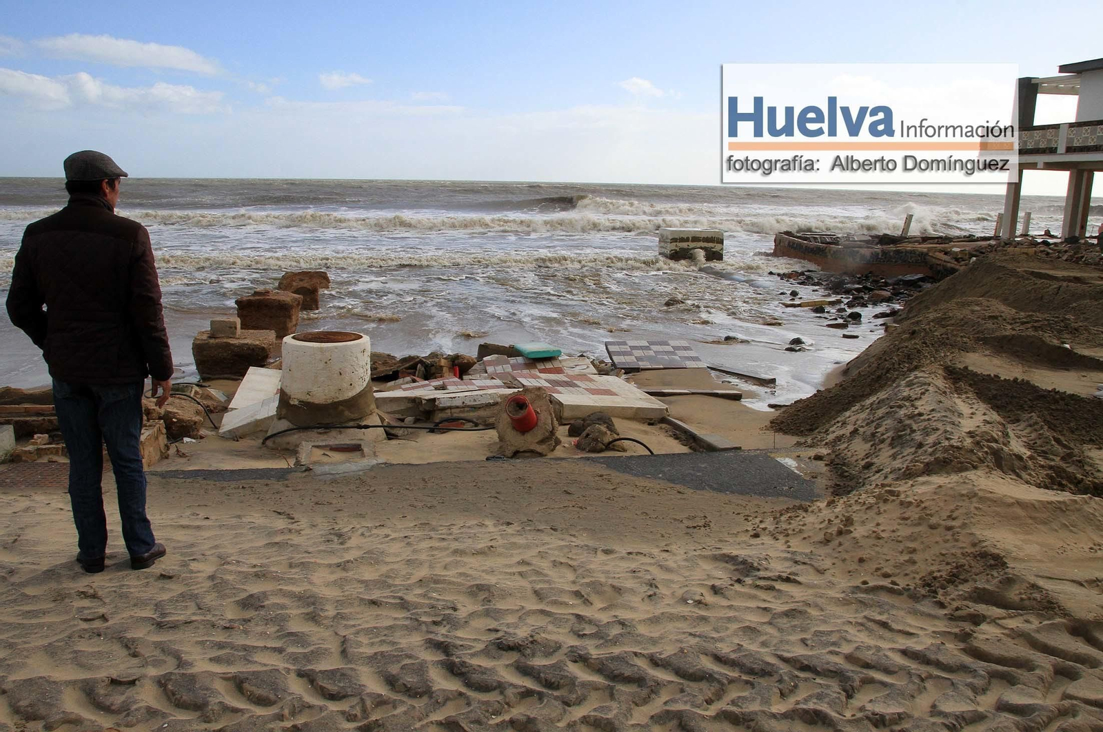 Imágenes de la visita de Rajoy y Susana Díaz a la playa de La Antilla