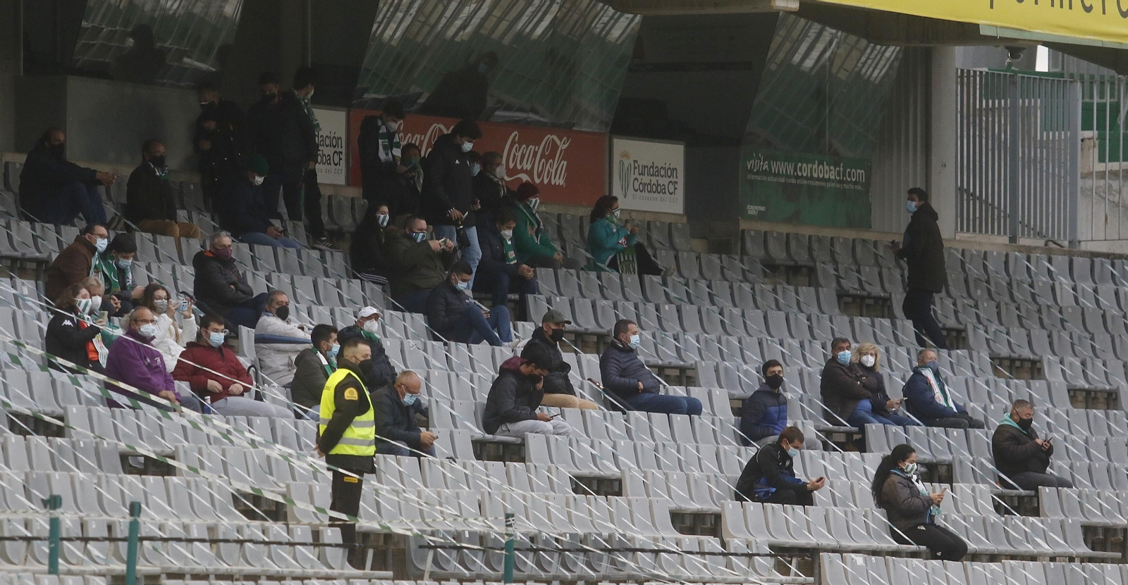 Aficionados blanquiverdes en la Tribuna de El Arcángel en el duelo ante el Albacete.