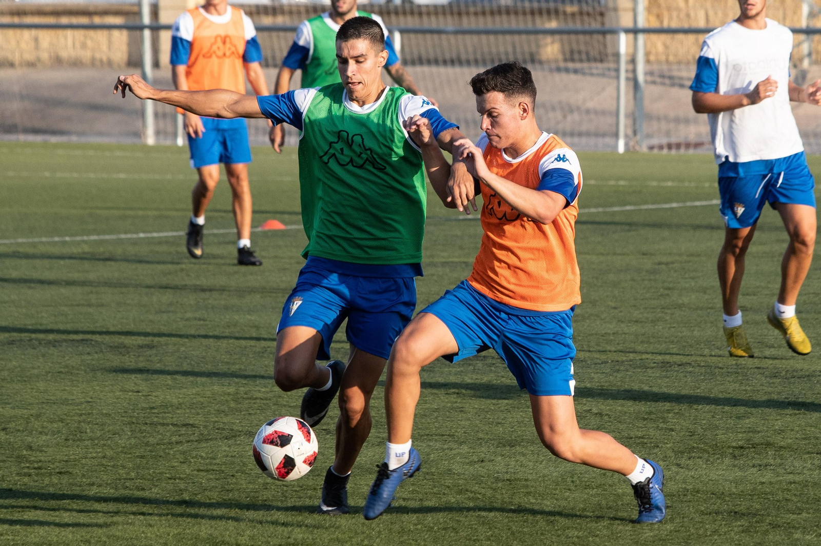 Raúl Palma, con peto verde, en un entrenamiento con el San Fernando.