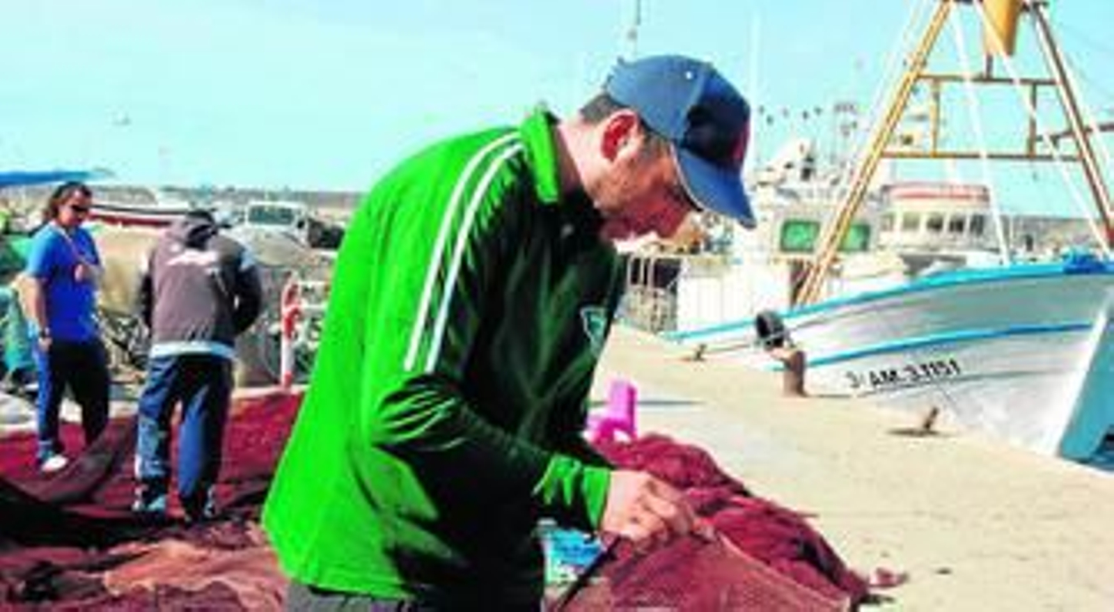 Los pescadores revisan las redes que se rompen continuamente con la recogida de residuos.