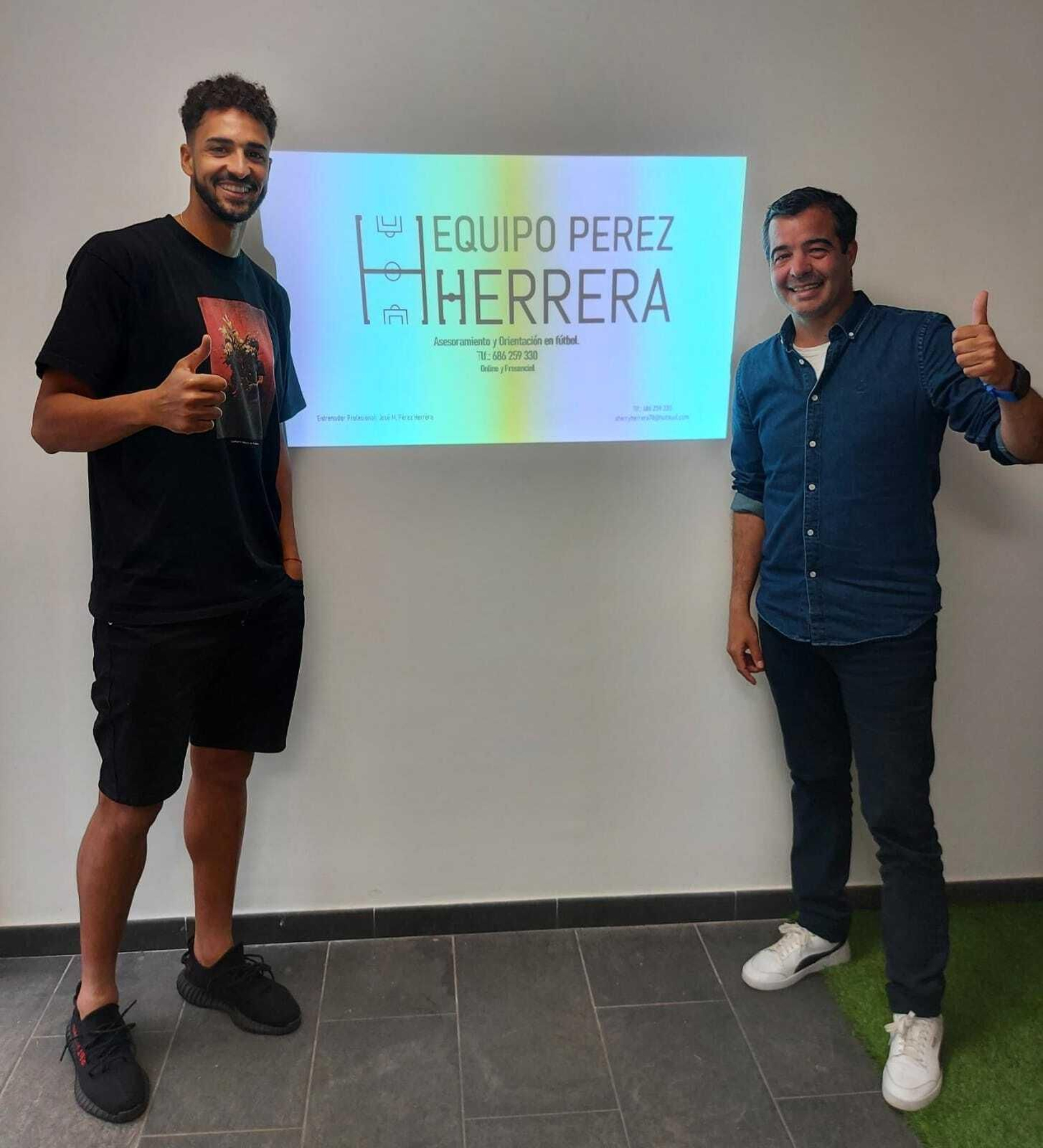 Pérez Herrera, junto al delantero del Cádiz Chris Ramos.