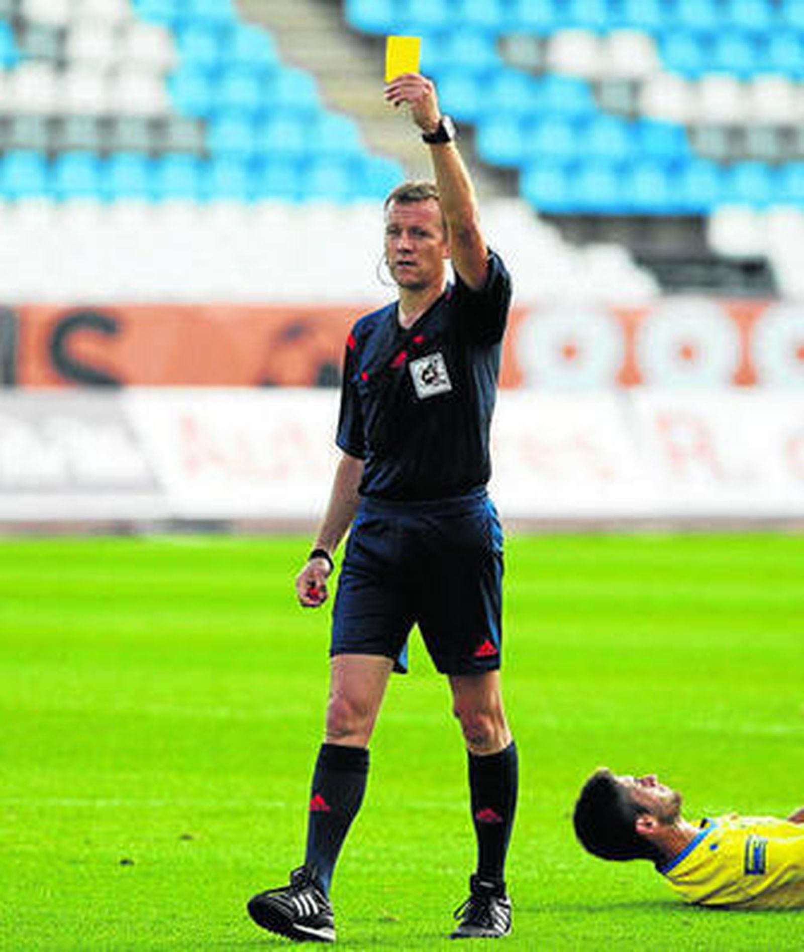 Chavet García muestra una cartulina amarilla el pasado domingo.