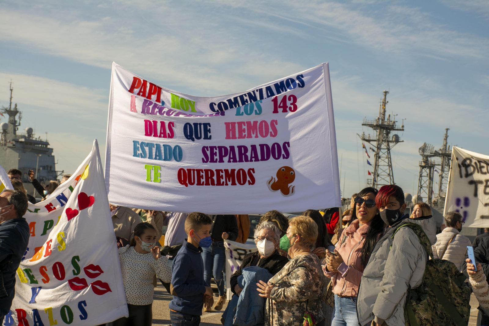 Fuerzas Armadas:  Imágenes del recibimiento a la fragata Victoria en Rota. ¿Te quieres casar conmigo?