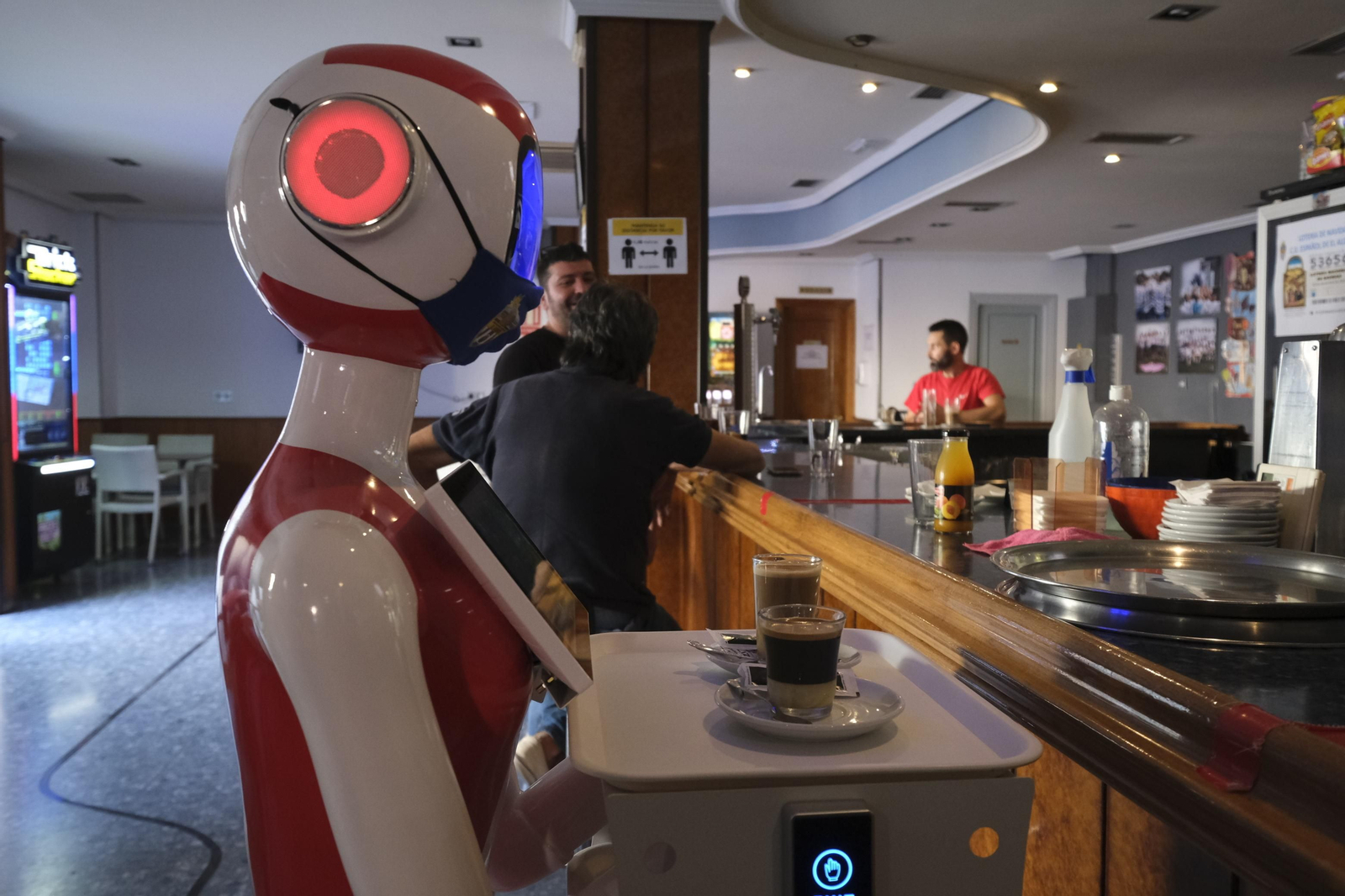 Fotogalería de Herbelita, la robot camarera de El Alquián.