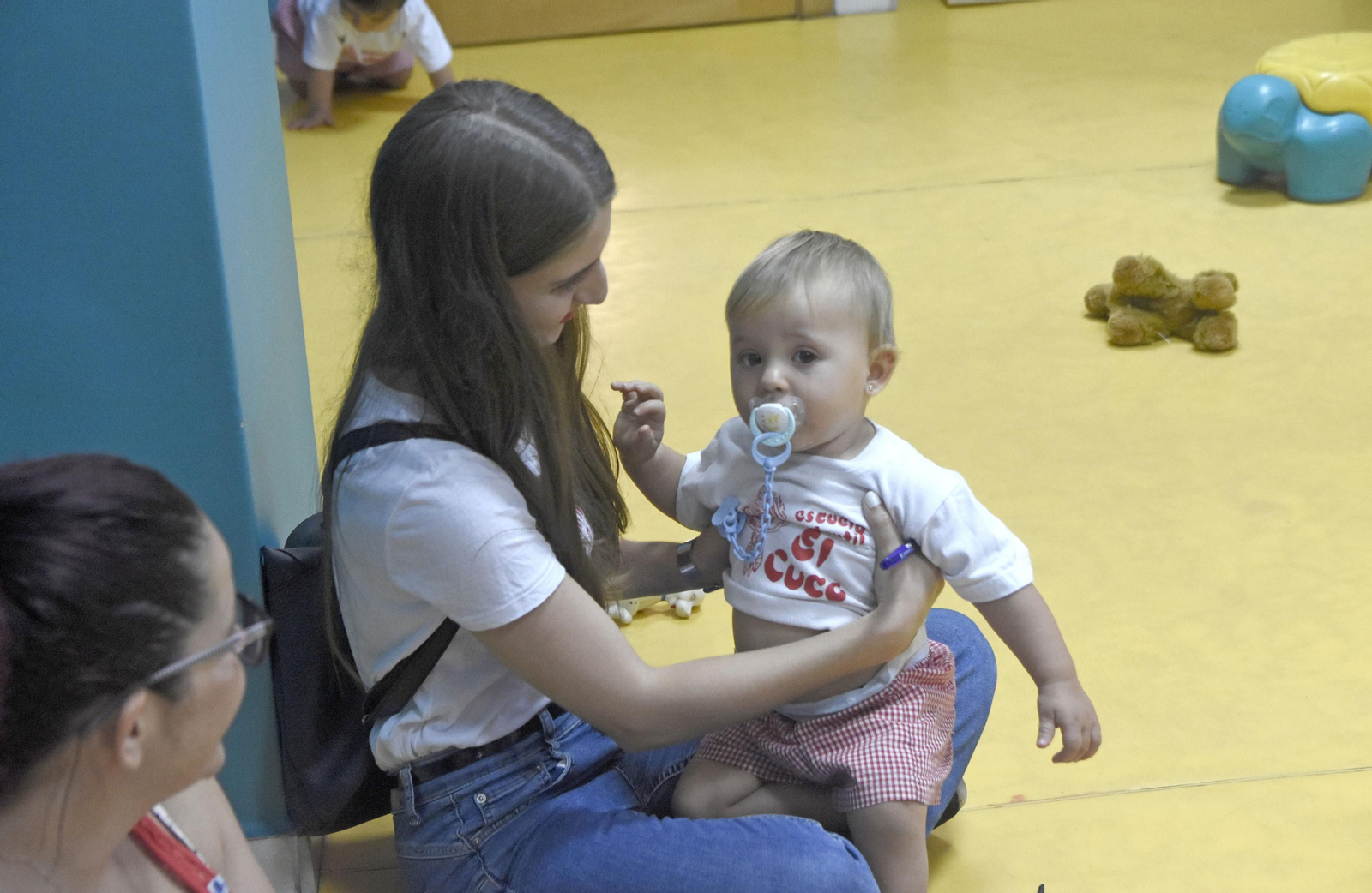 Una madre deja a su bebé en la guardería.