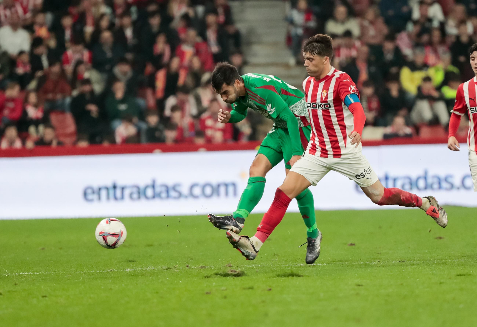 Manu Trigueros dispara a puerta en el duelo de la pasada temporada ante el Sporting de Gijón.
