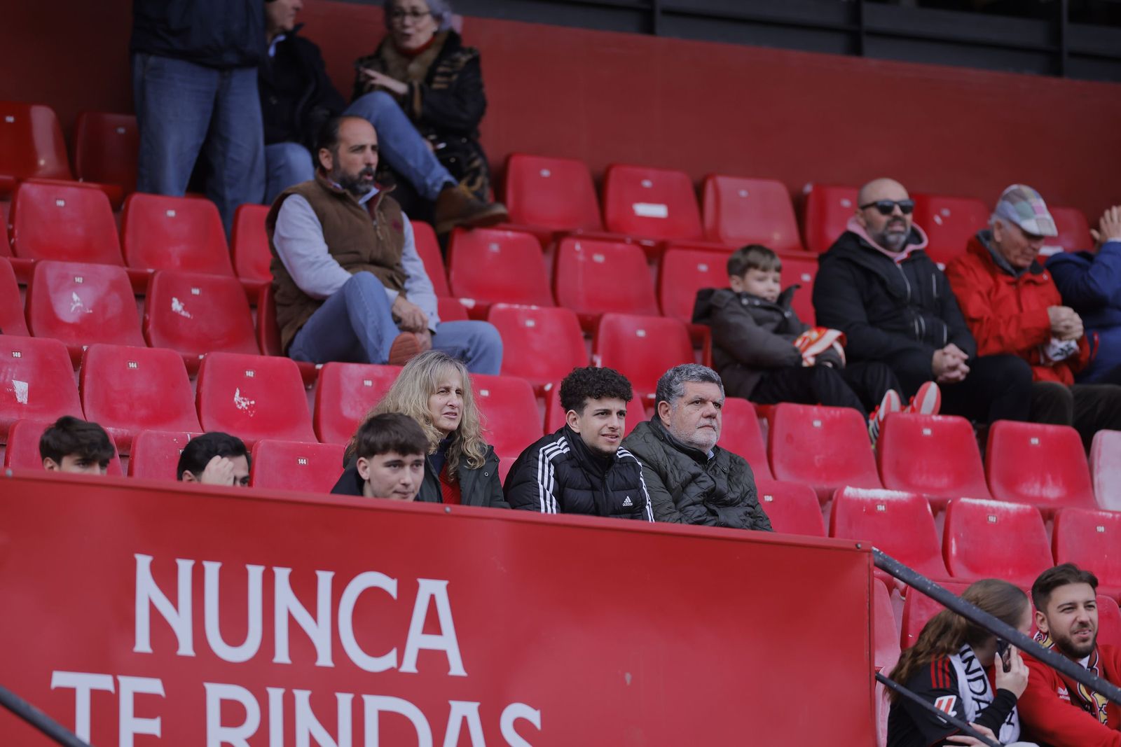 Búscate en las fotos del Sevilla - Girona