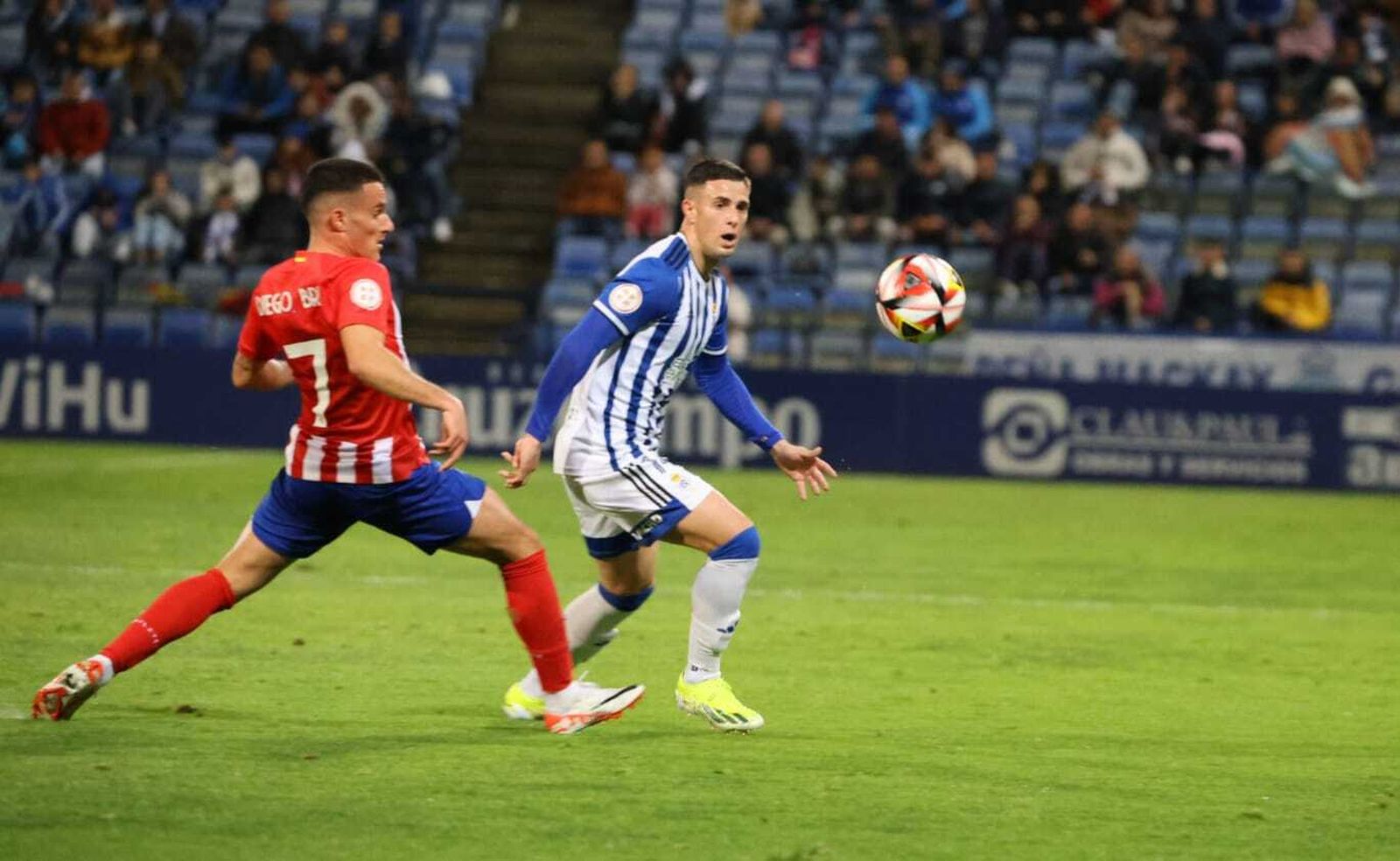 David del Pozo en una disputa del balón con Diego Bri.