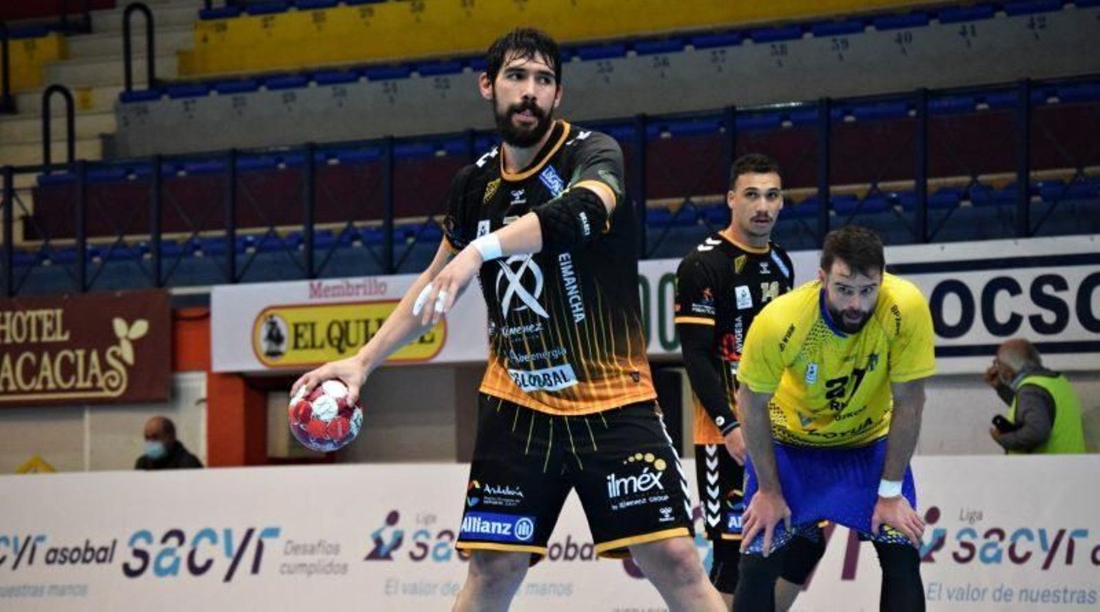 Javi García se prepara para lanzar una pena máxima en un partido del Ángel Ximénez.