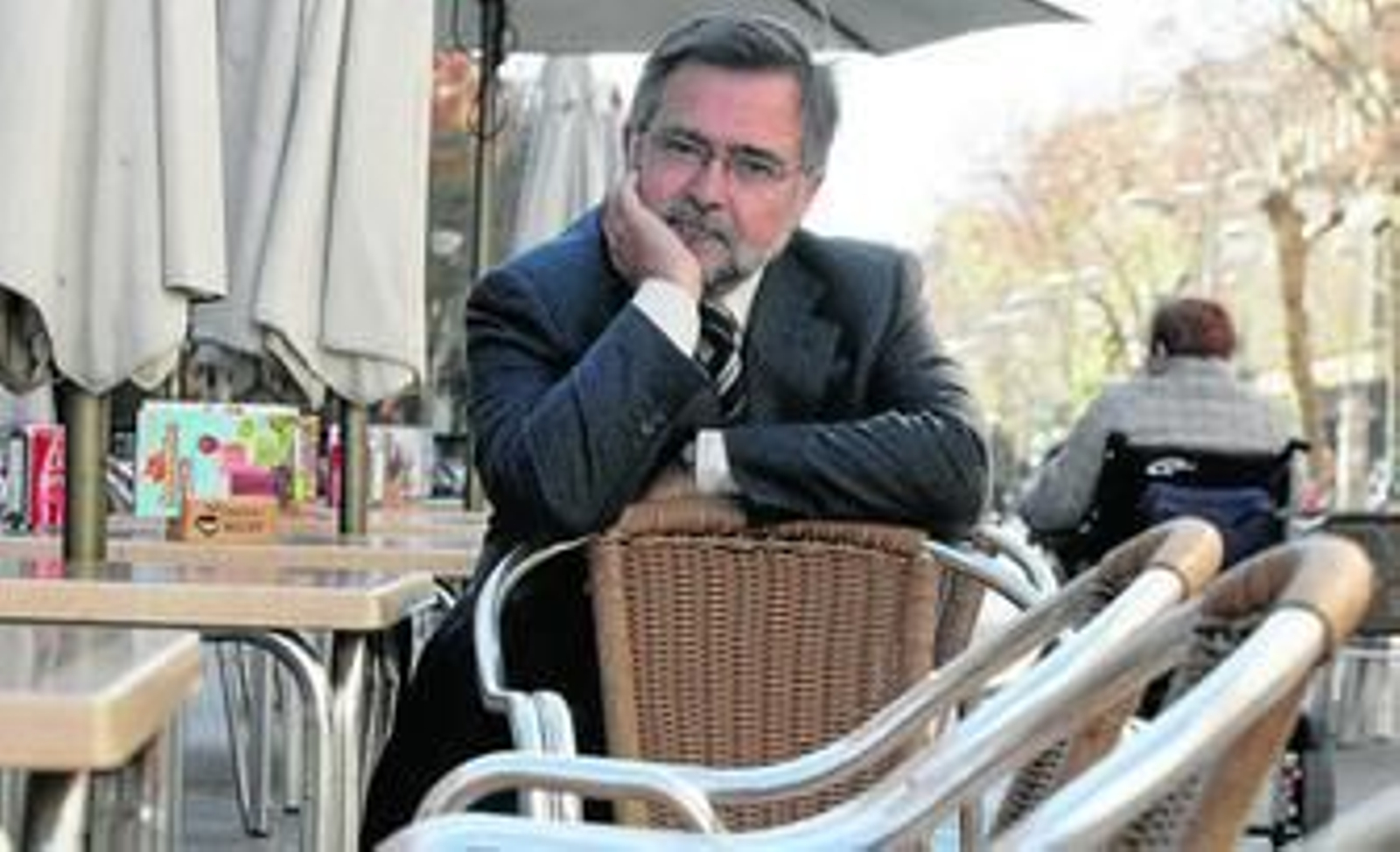El historiador y escritor egabrense José Calvo Poyato, en una cafetería del centro de Córdoba. El historiador y escritor egabrense José Calvo Poyato, en una cafetería del centro de Córdoba.