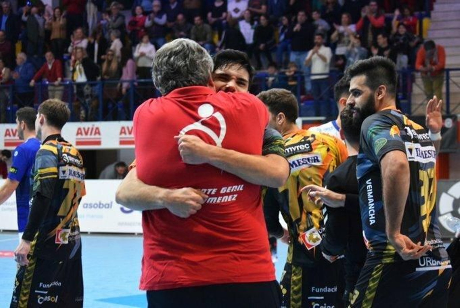 Paco Bustos, técnico del Ángel Ximénez, se abraza a Xavi Tua tras la victoria ante el Benidorm.