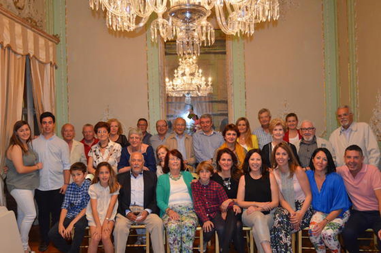 El homenajeado José Ayora Alonso con sus familiares y amigos, que acudieron a la celebración de sus ochenta aniversario. Se celebró un cóctel en el Casino Gaditano, servido por el Grupo Vélez y organizado por sus hijos María José, Luis Blanca, Rocío y Belén.  Foto: Ignacio Casas de Ciria