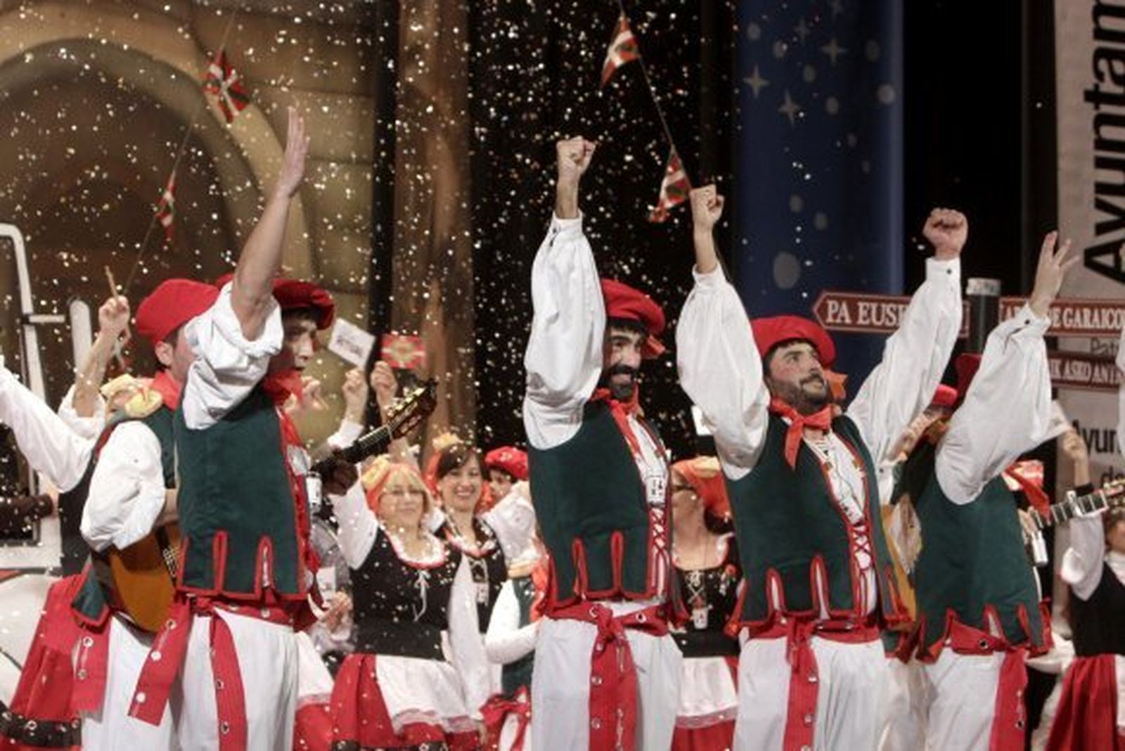 La chirigota de Bocuñano y Rodicio protagonizó uno de los grandes momentos de la sesión. /Lourdes de Vicente