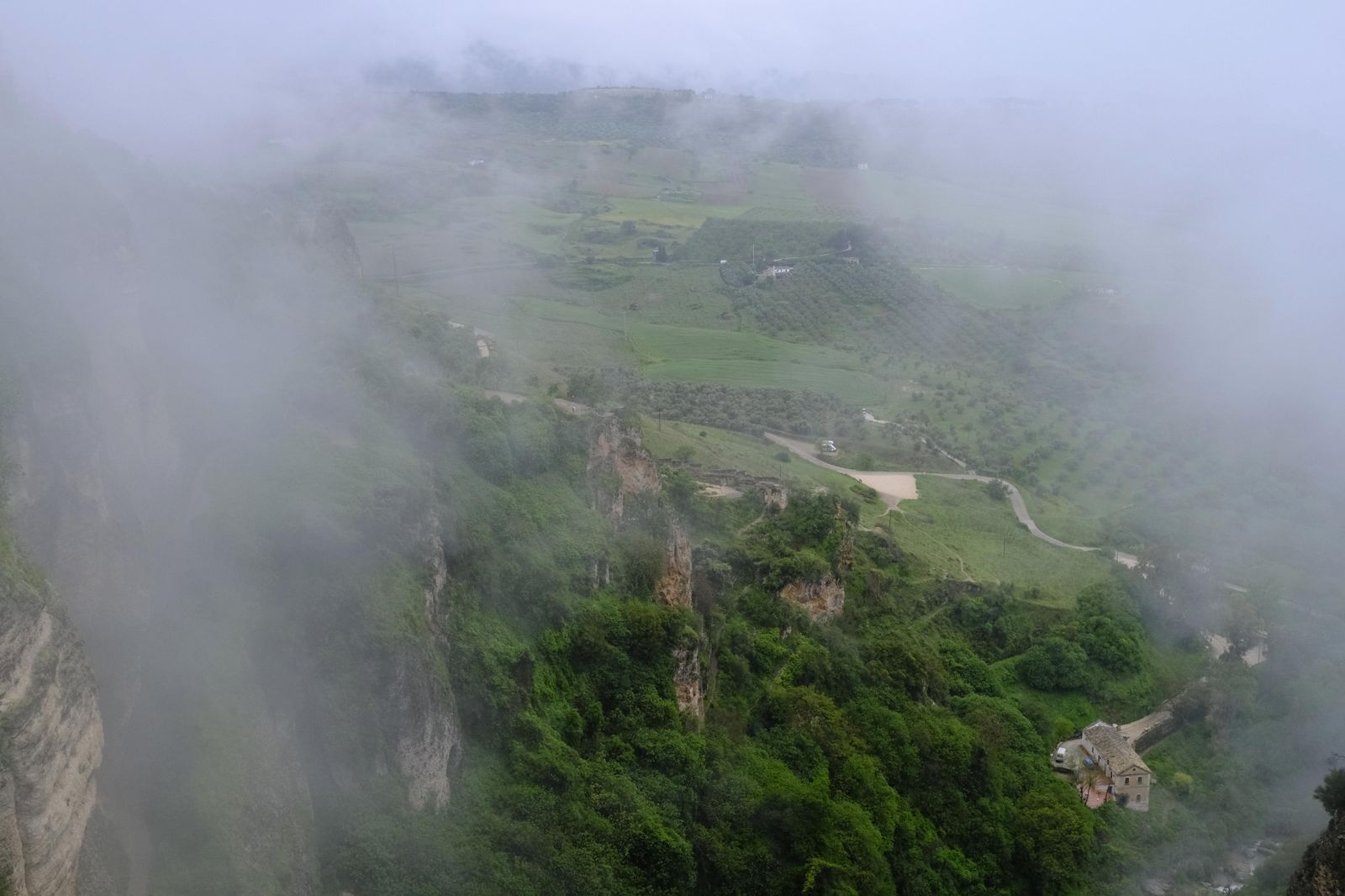 La lluvia y la niebla transforman Ronda, en fotos