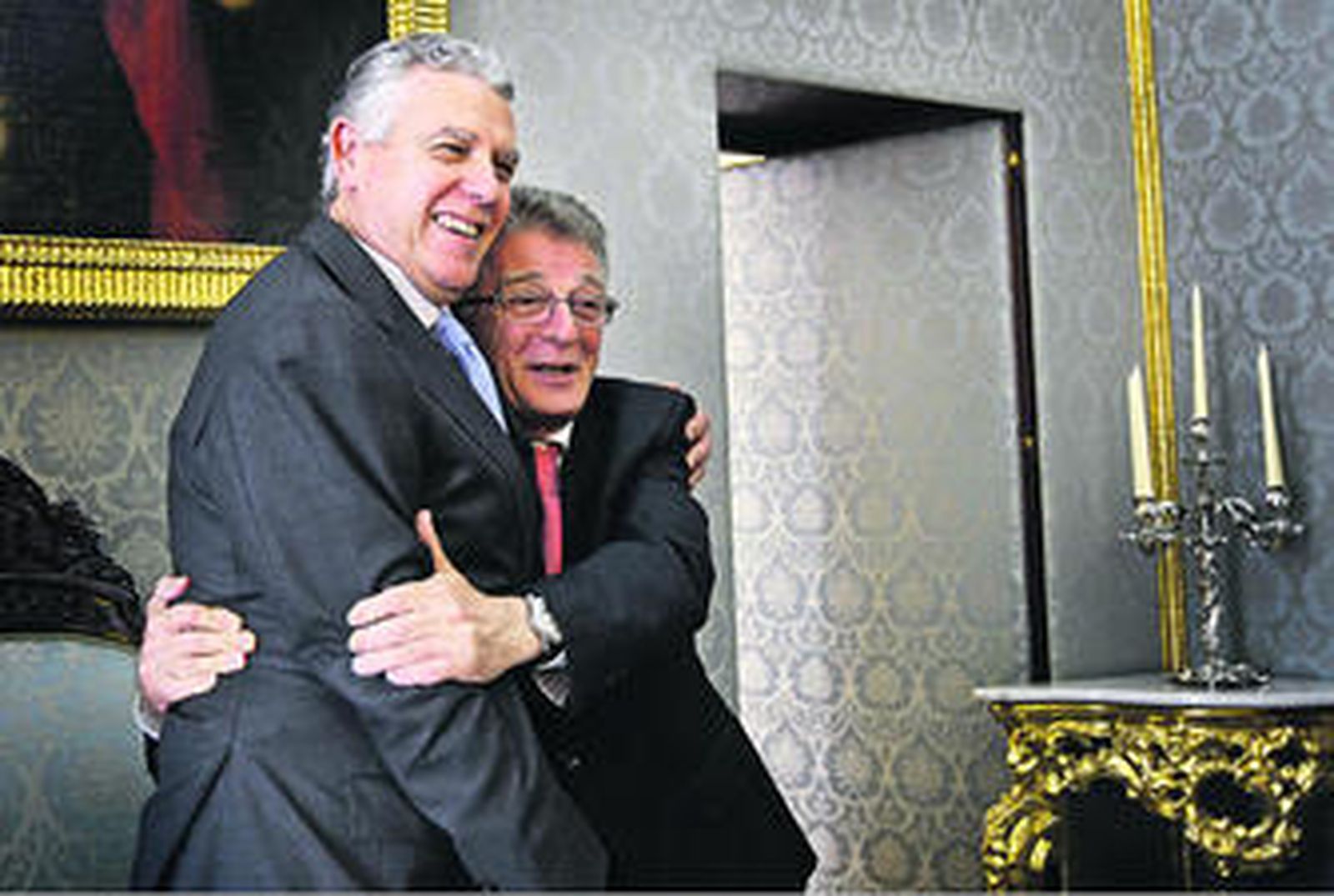 Francisco Menacho y Francisco González Cabaña, abrazados ayer en la Diputación Provincial de Cádiz.