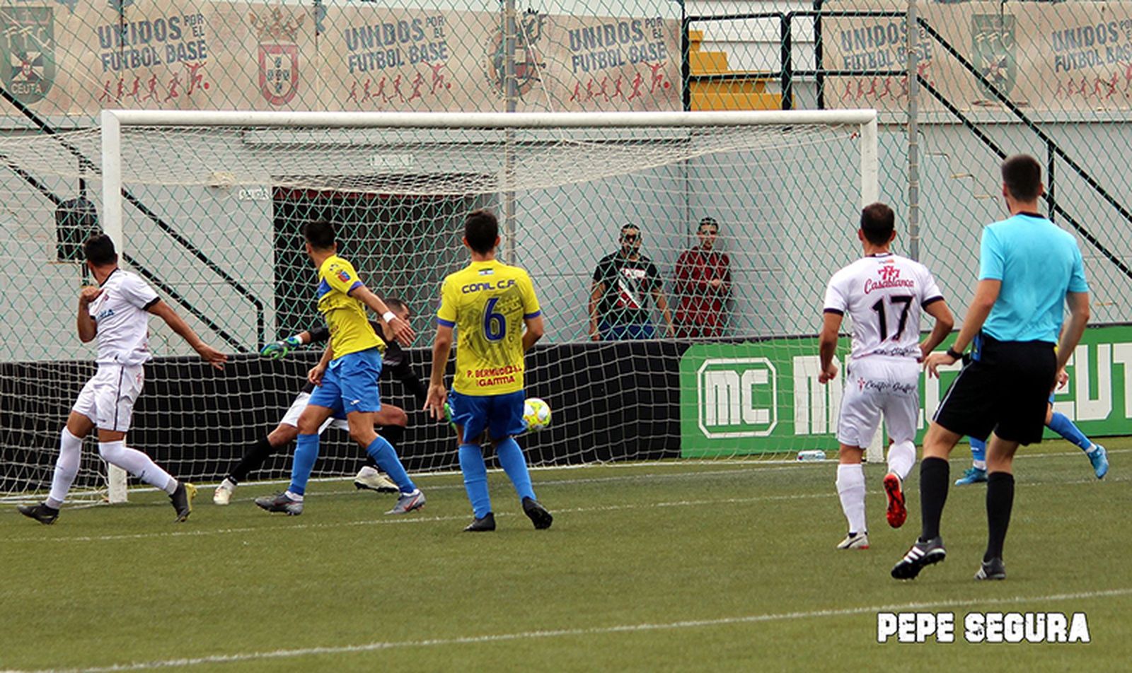 Momento en el que el Conil encaja uno de los goles en el Alfonso Murube.