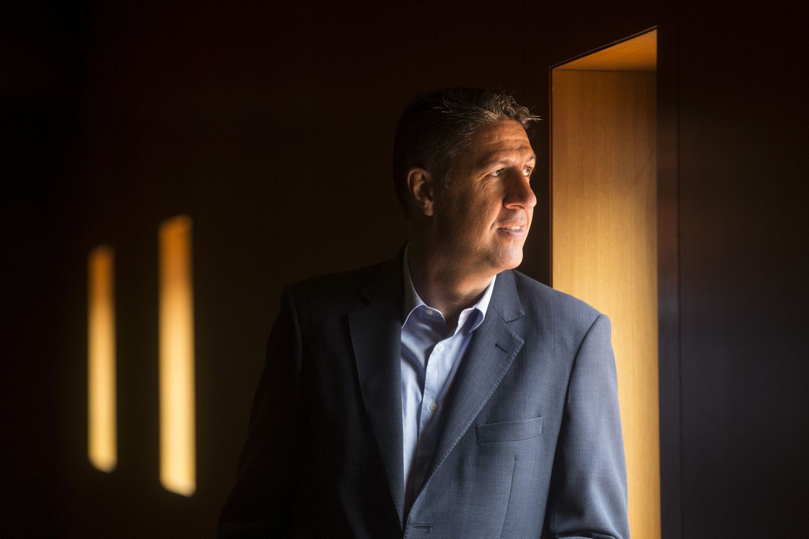 El líder de los populares catalanes, Xavier García Albiol, posa antes de una entrevista.