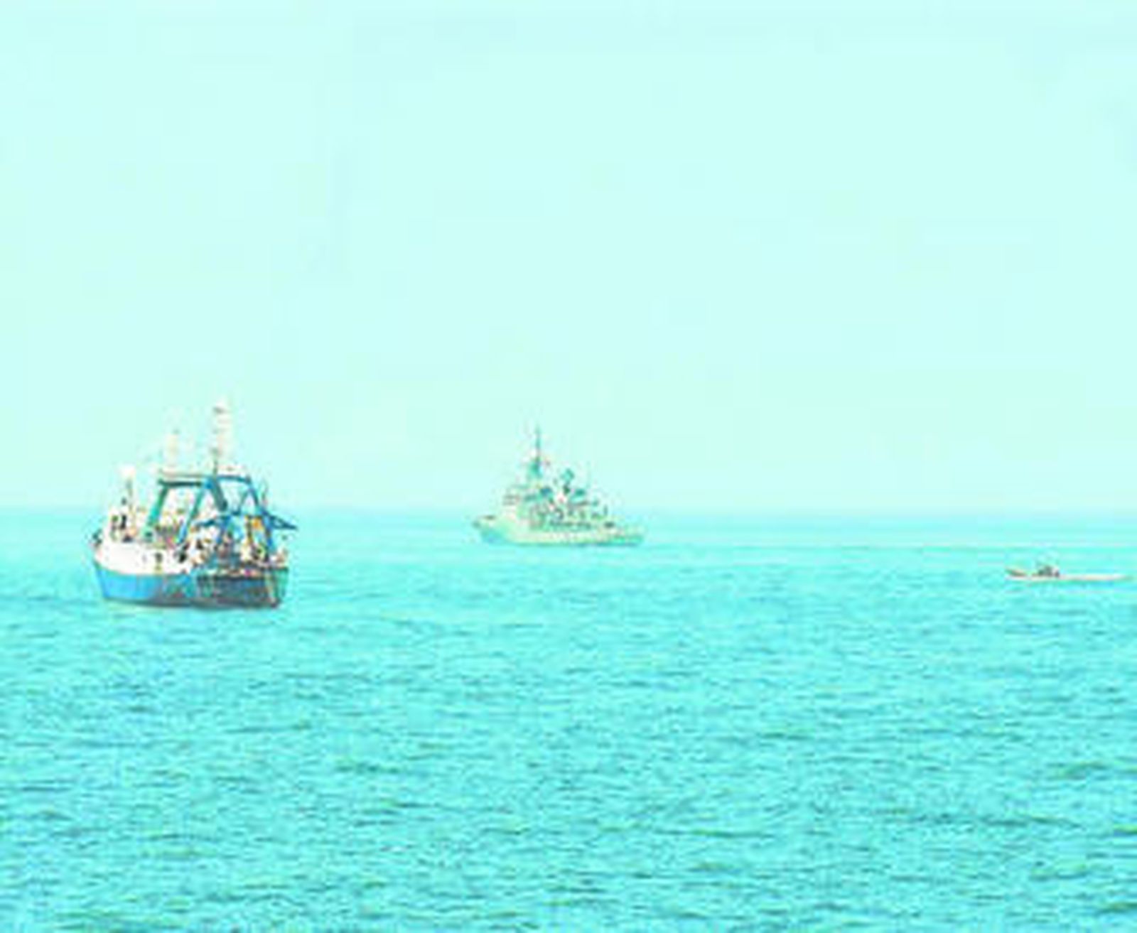 El 'Endeavour' vigilado por el 'Infanta Elena'.