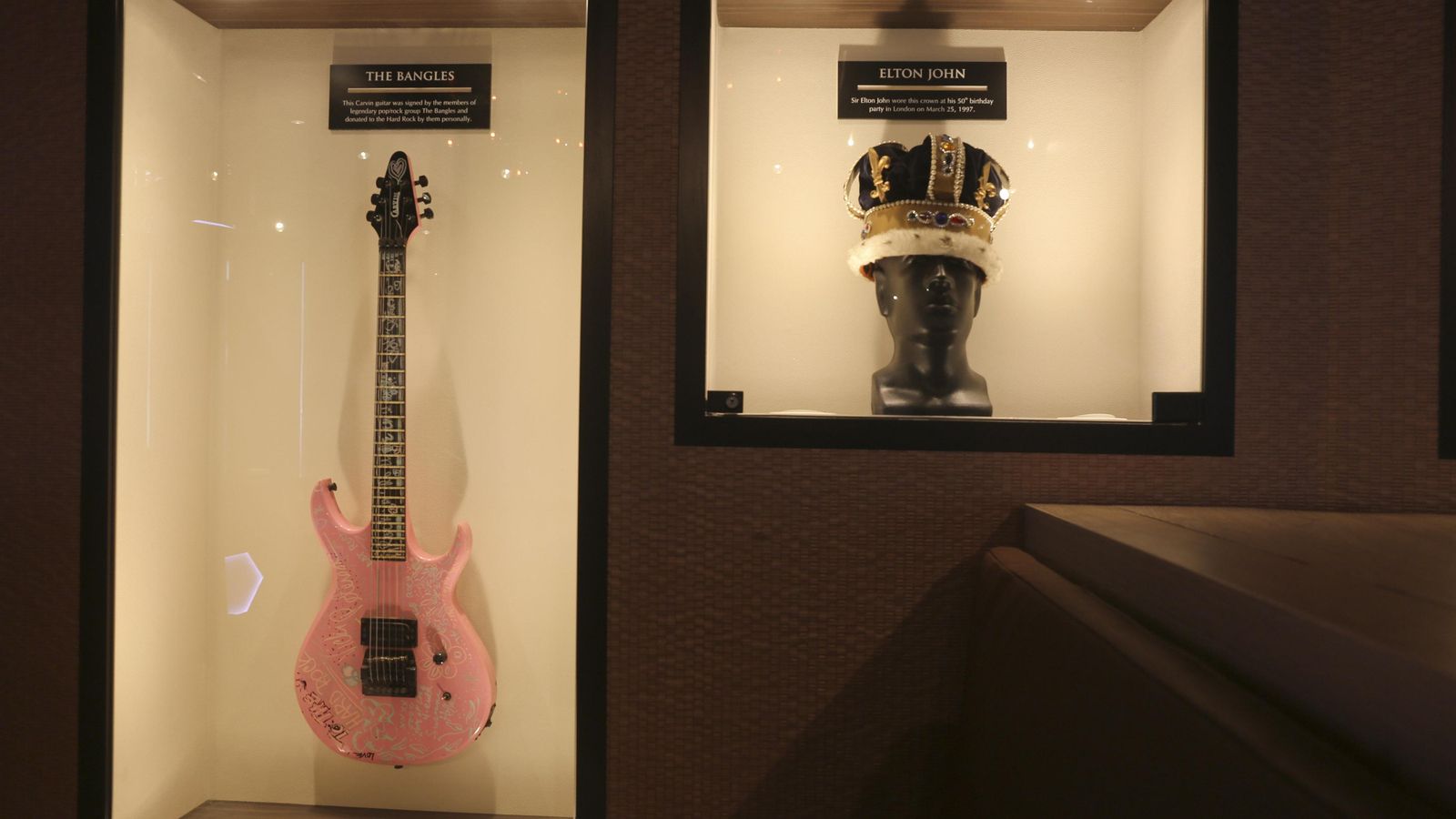 Guitarra del grupo The Bangles y corona de Elton John.