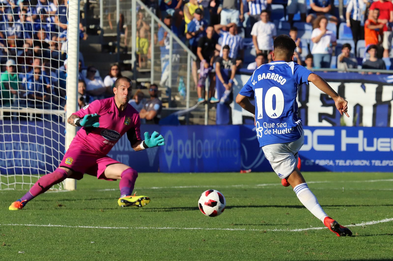 Víctor Barroso dispara a puerta en un encuentro del Recre.