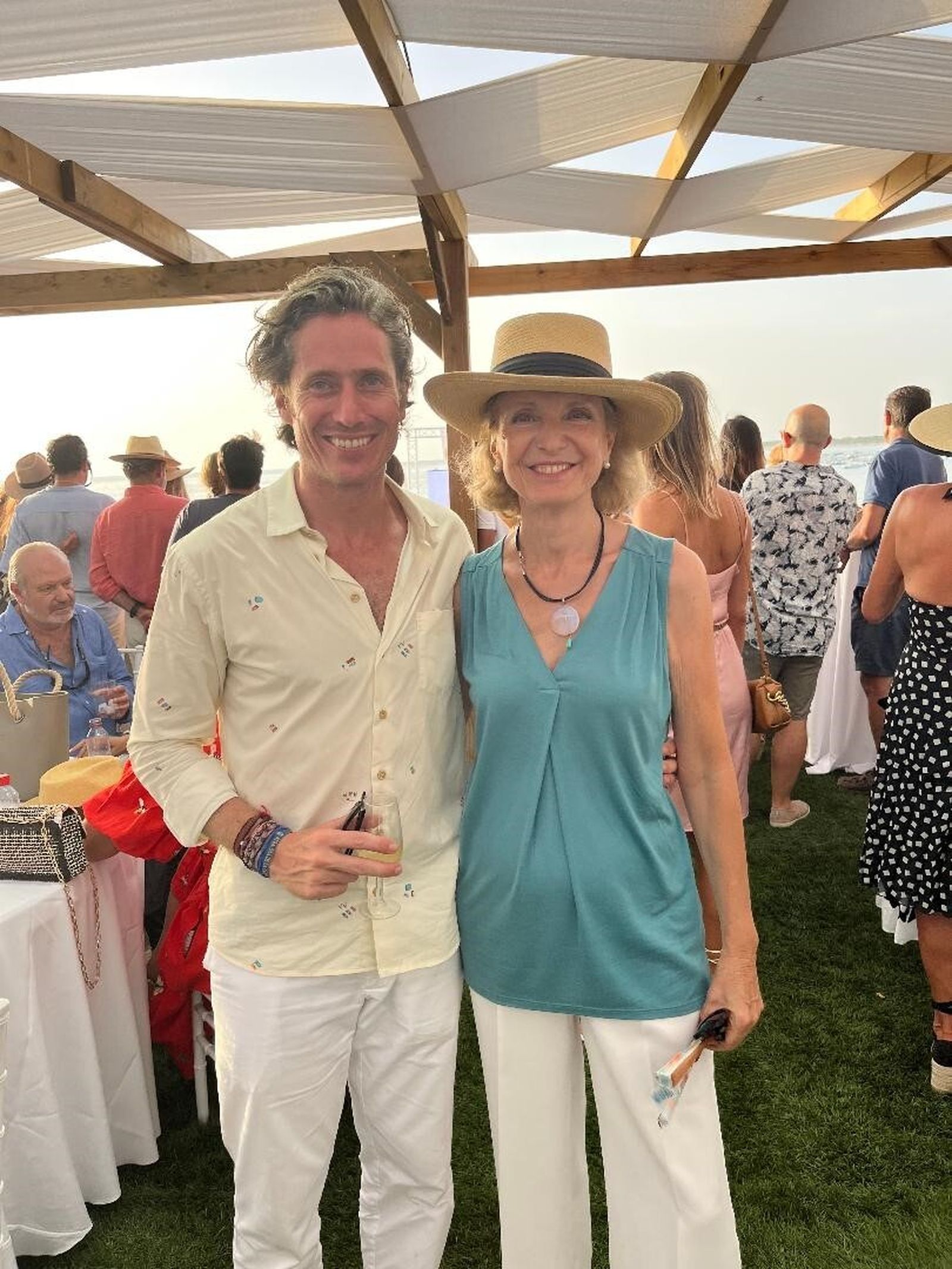 La embajadora de las carreras Pilar González de Gregorio, con su hijo Pepe Márquez.