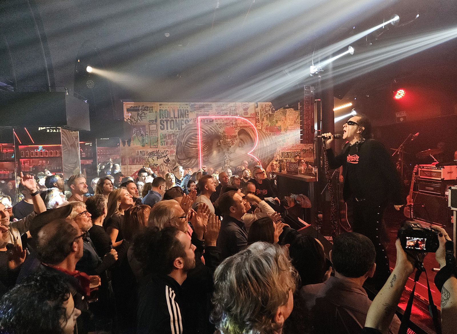 Burning durante su gran actuación en la sala Berlín Social Club.