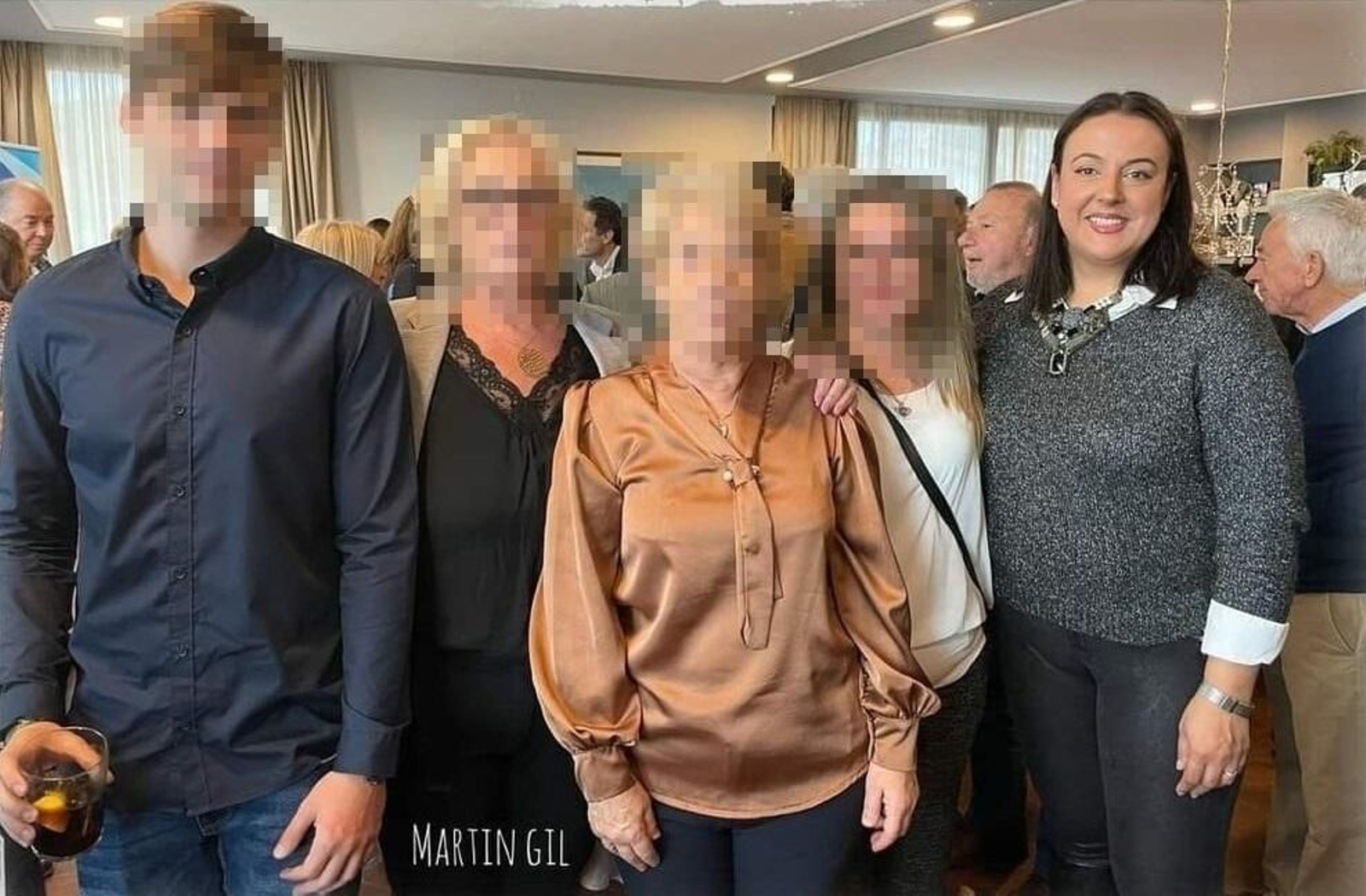 Laura Ruiz, junto a varios asistentes a la copa de Navidad del PP.