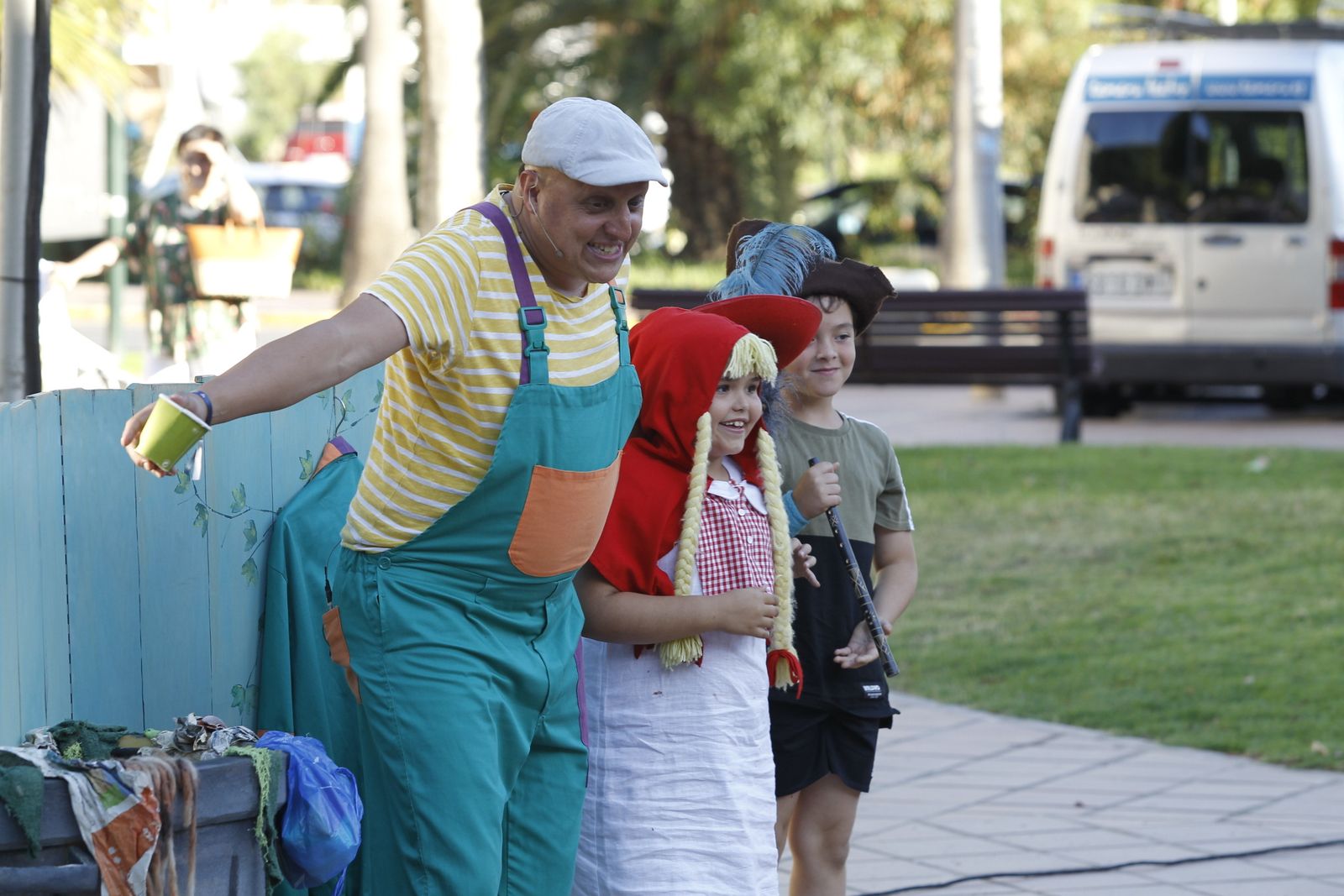 Un barrendero recicla trozos de cuentos populares para confeccionar el suyo propio.