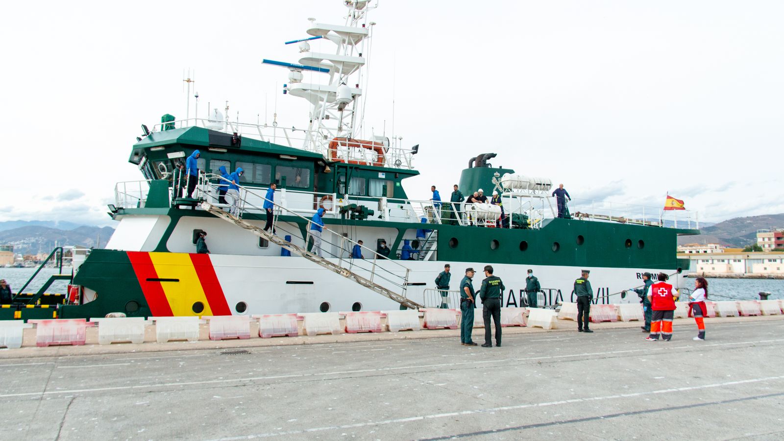 Trasladan a Motril a medio centenar de migrantes tras llegar a la isla de Alborán