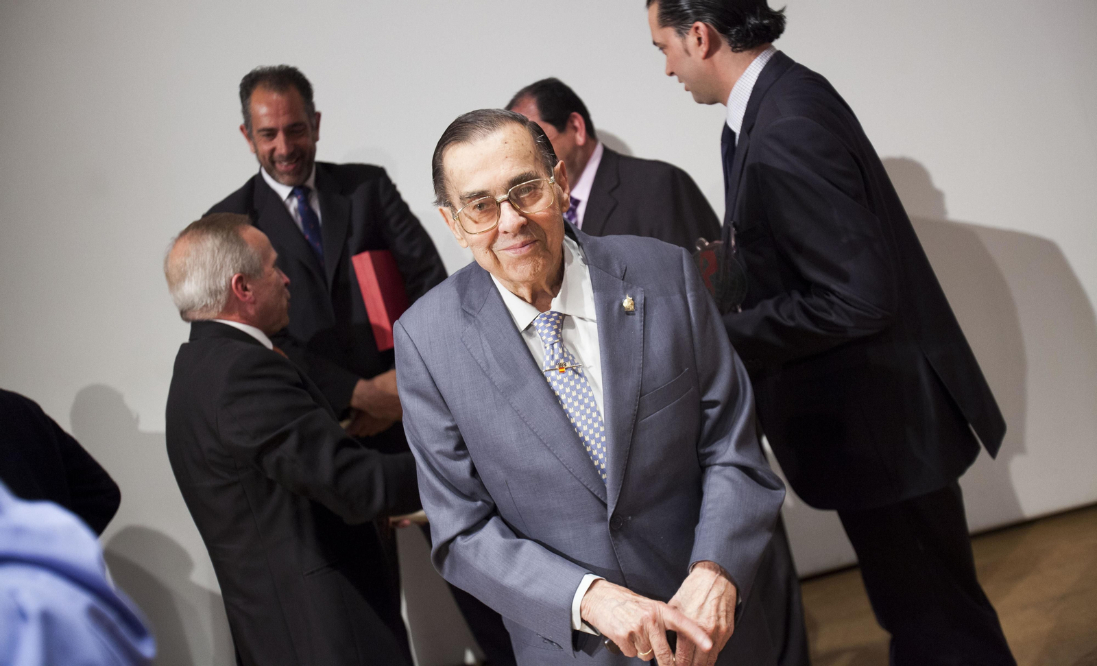 José Luis Piñero, en 2014 con la insignia de oro de la AEPD de Granada, de la que fue su primer presidente.