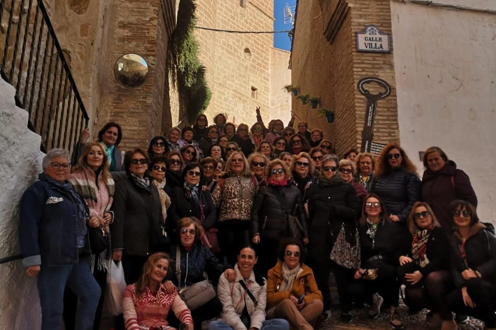 Imagen de familia con las mujeres en Iznájar.