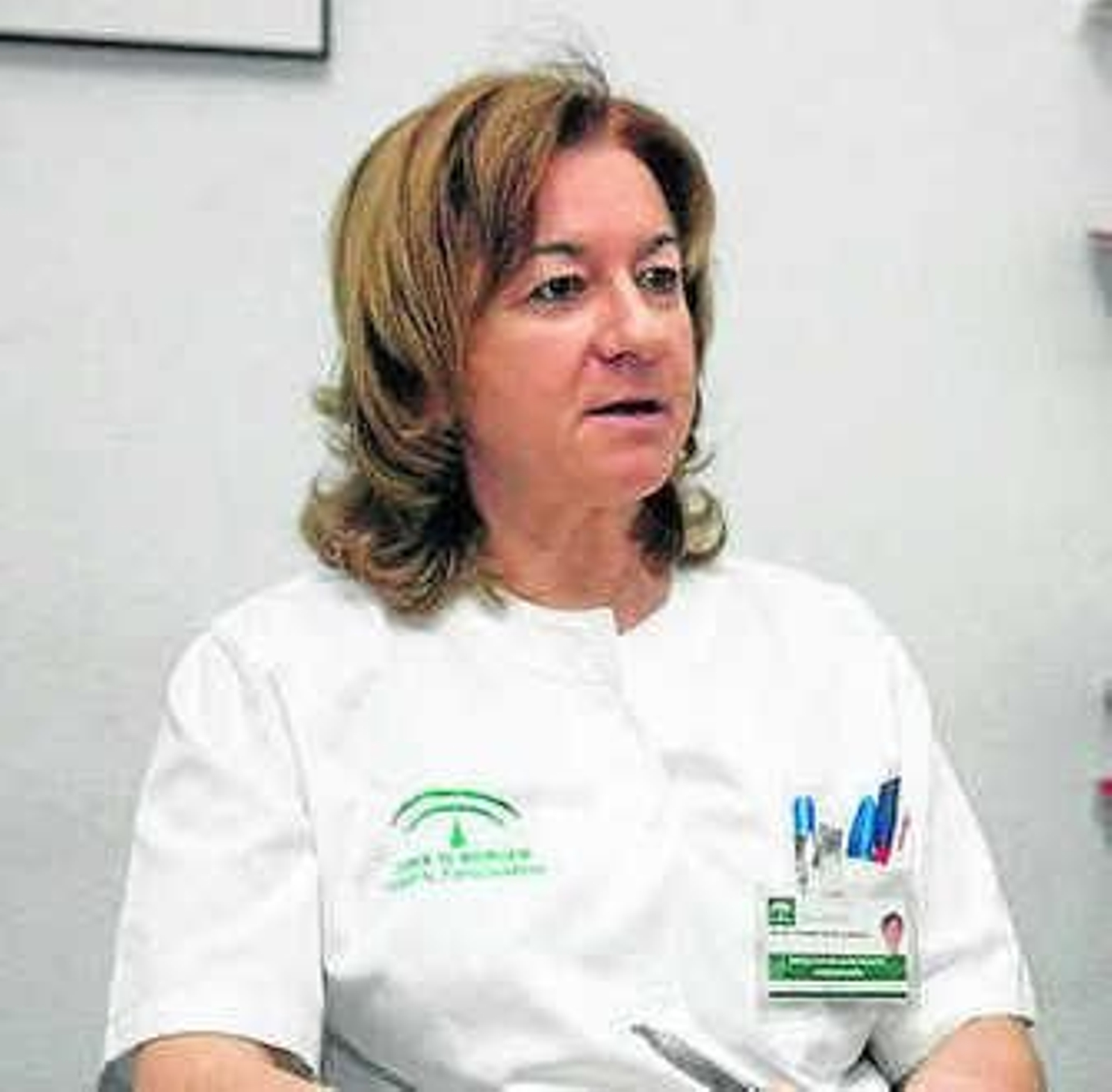 Una señora se somete a las pruebas alérgicas en Torrecárdenas.