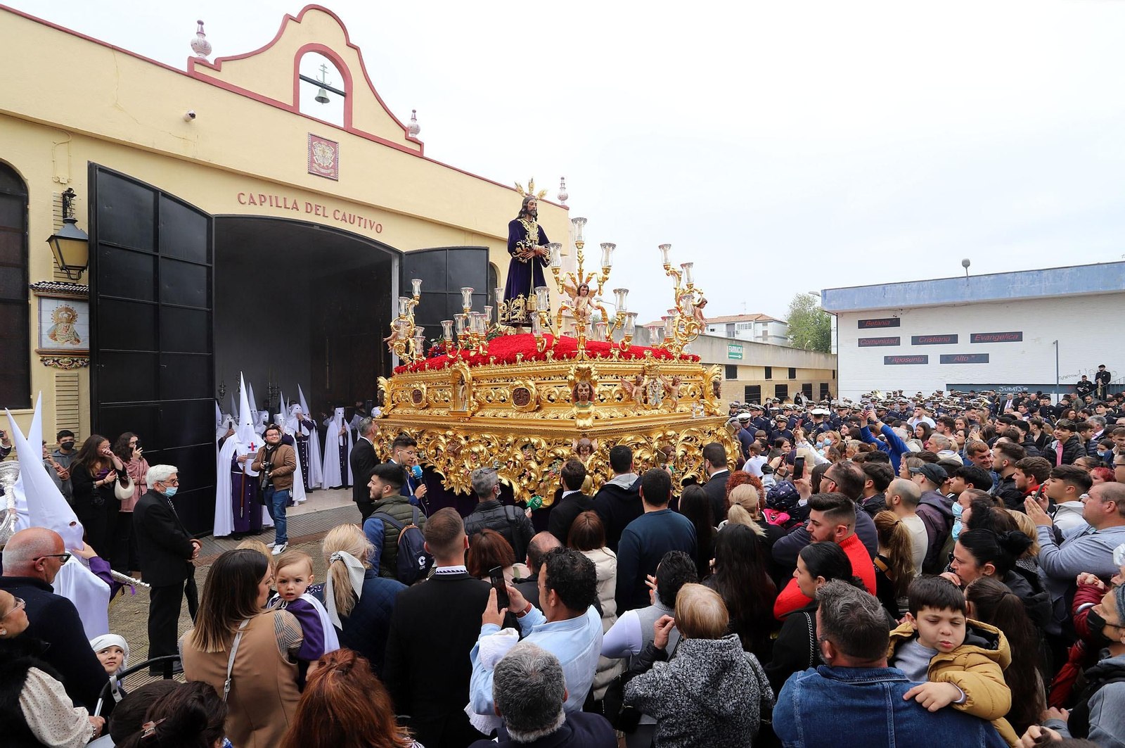 Imágenes de la procesión del Cautivo  bajo la lluvia en Huelva