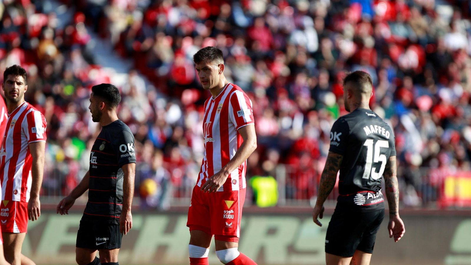 El futbolista mexicano se prepara para un saque de esquina en el duelo contra el Mallorca.