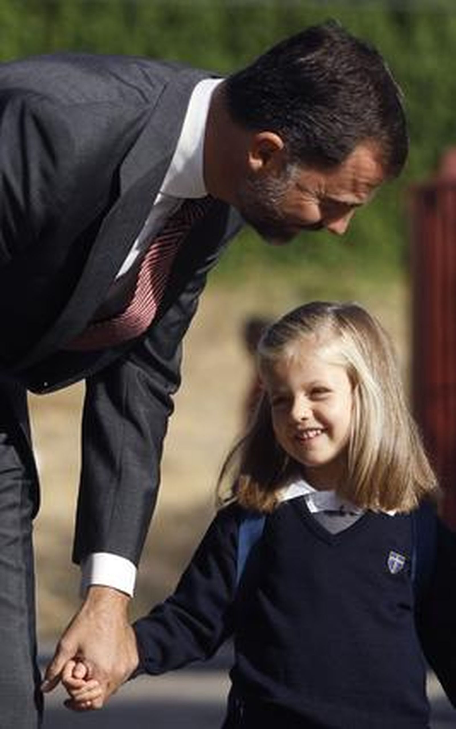Las infantas Leonor y Sofía asisten a su primer día de colegio acompañadas de sus padres. / Reuters