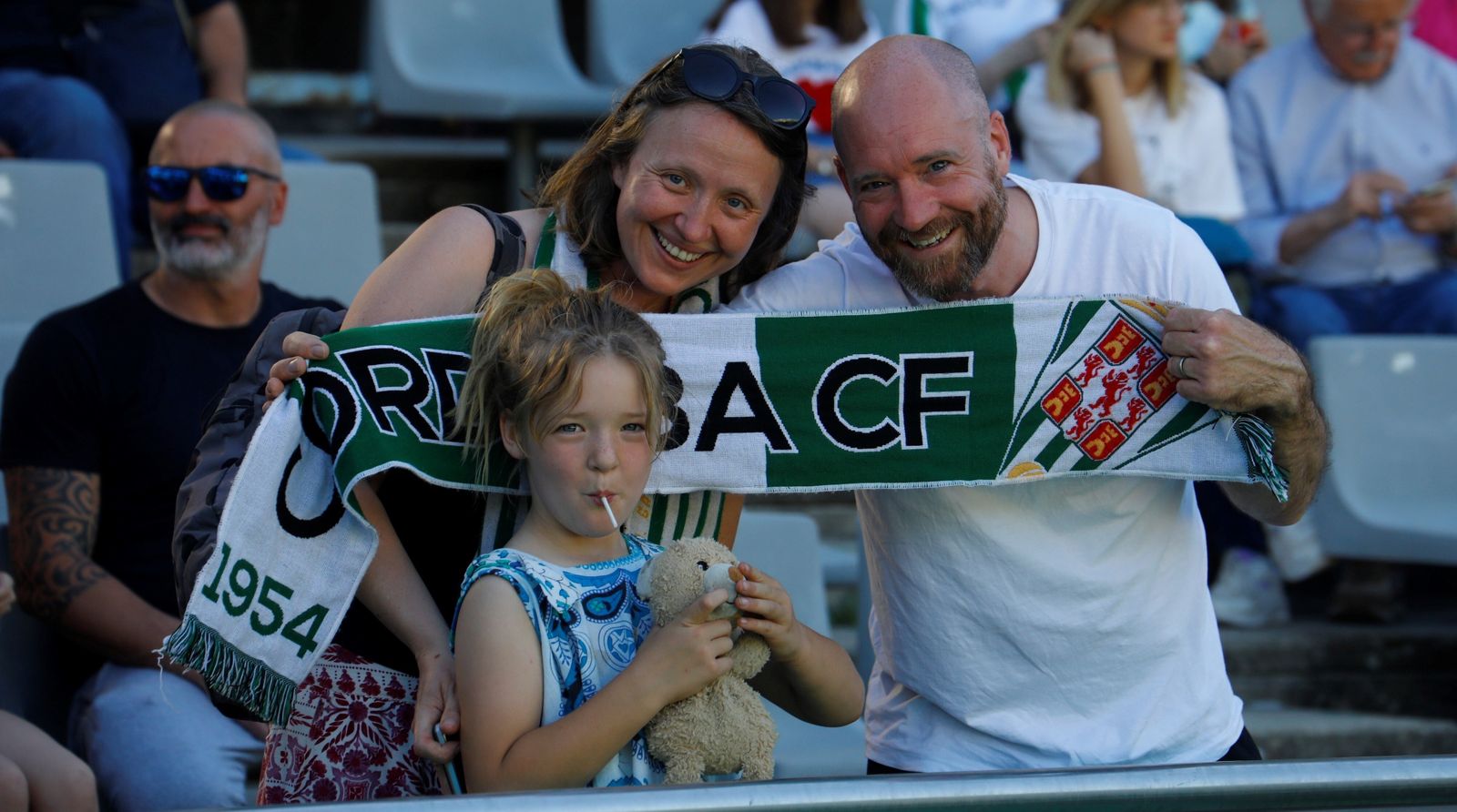 Una familia presencia el Córdoba CF - Atlético Sanluqueño en El Arcángel.