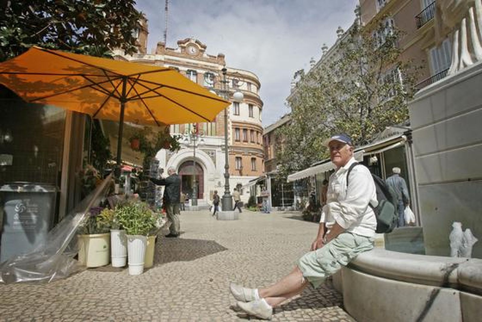 Unos 3.000 cruceristas visitan Cádiz con las escalas del ´Eurodam´ y ´Le Diamant´ en el mes por excelencia de los cruceros. 

Foto: Lourdes de Vicente
