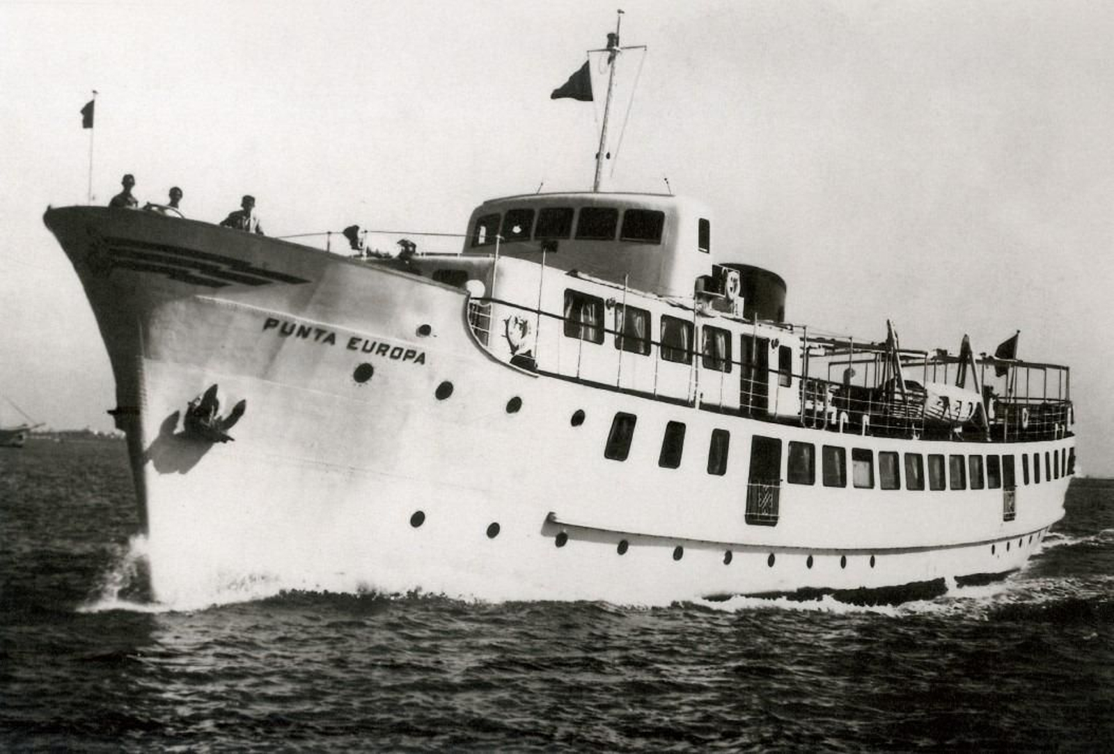 El buque 'Punta Europa' navegando en aguas de la Bahía hacia 1960 (Gentileza de Carlos de las Rivas)
