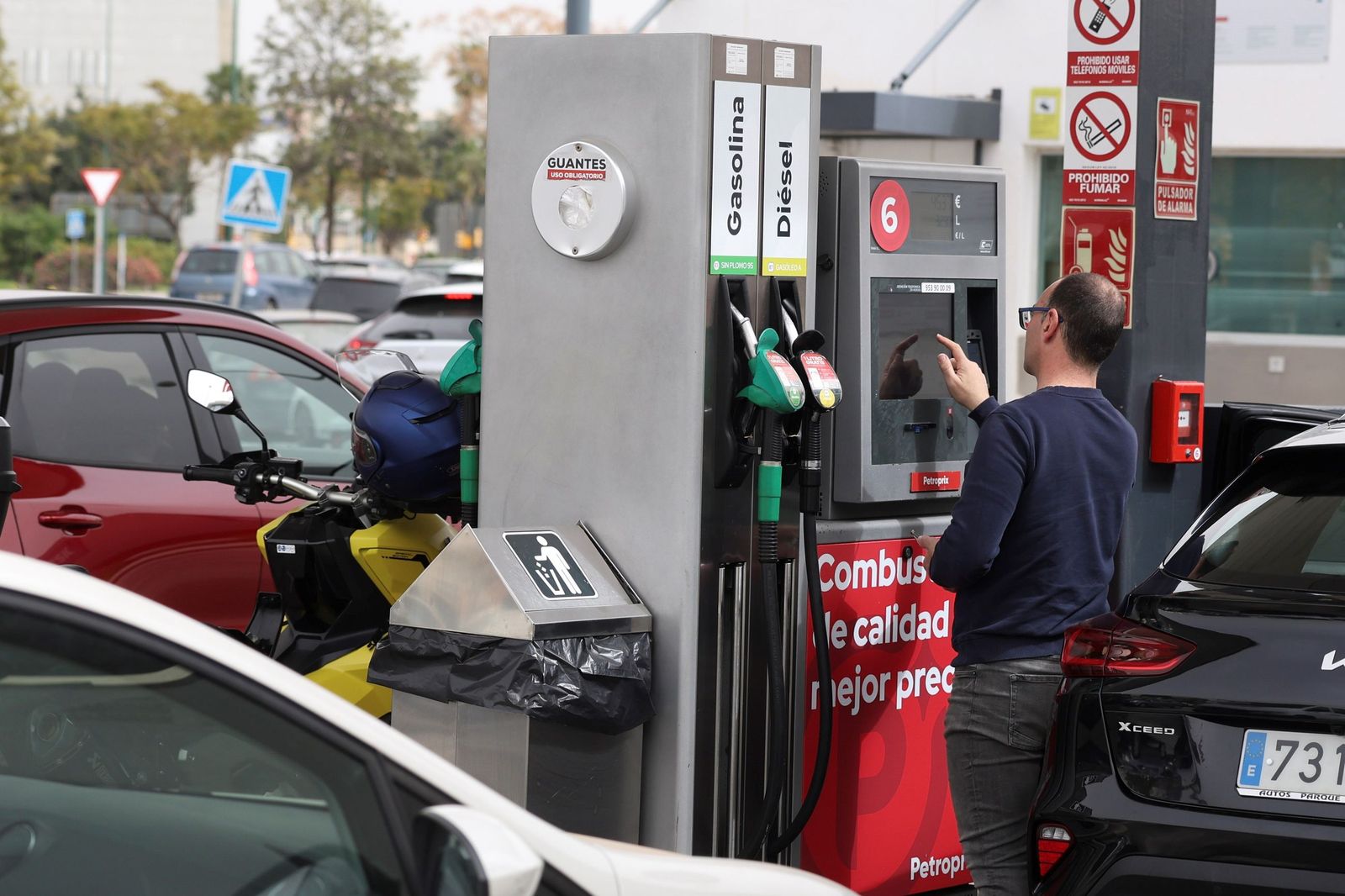 Conductores reponstando en una gasolinera de Málaga.