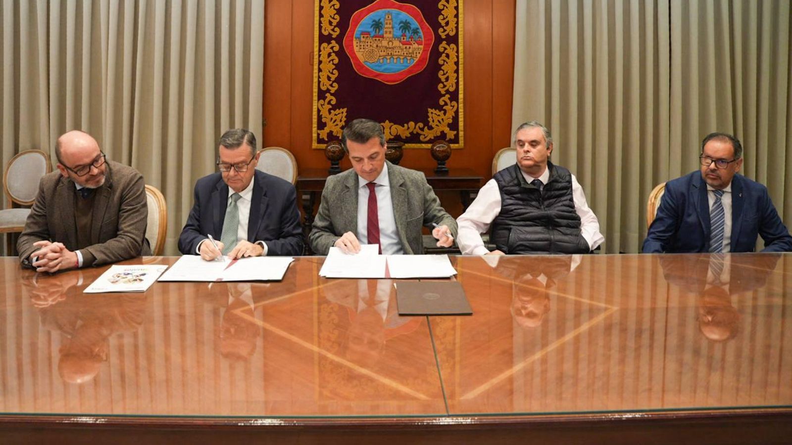 Momento de la firma del convenio entre el Ayuntamiento y la Fundación ONCE