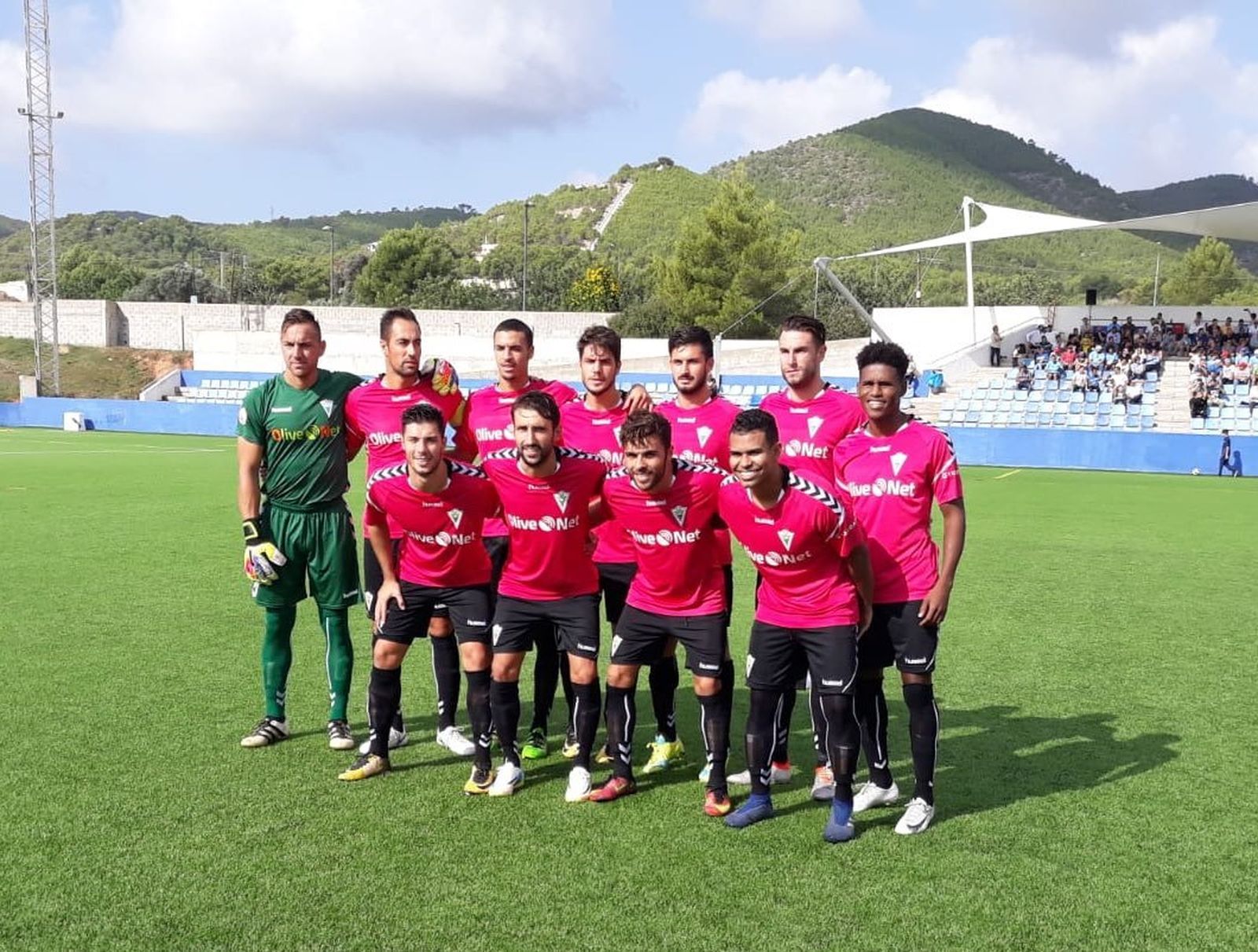 El once del Marbella posa antes del choque ante el Ibiza