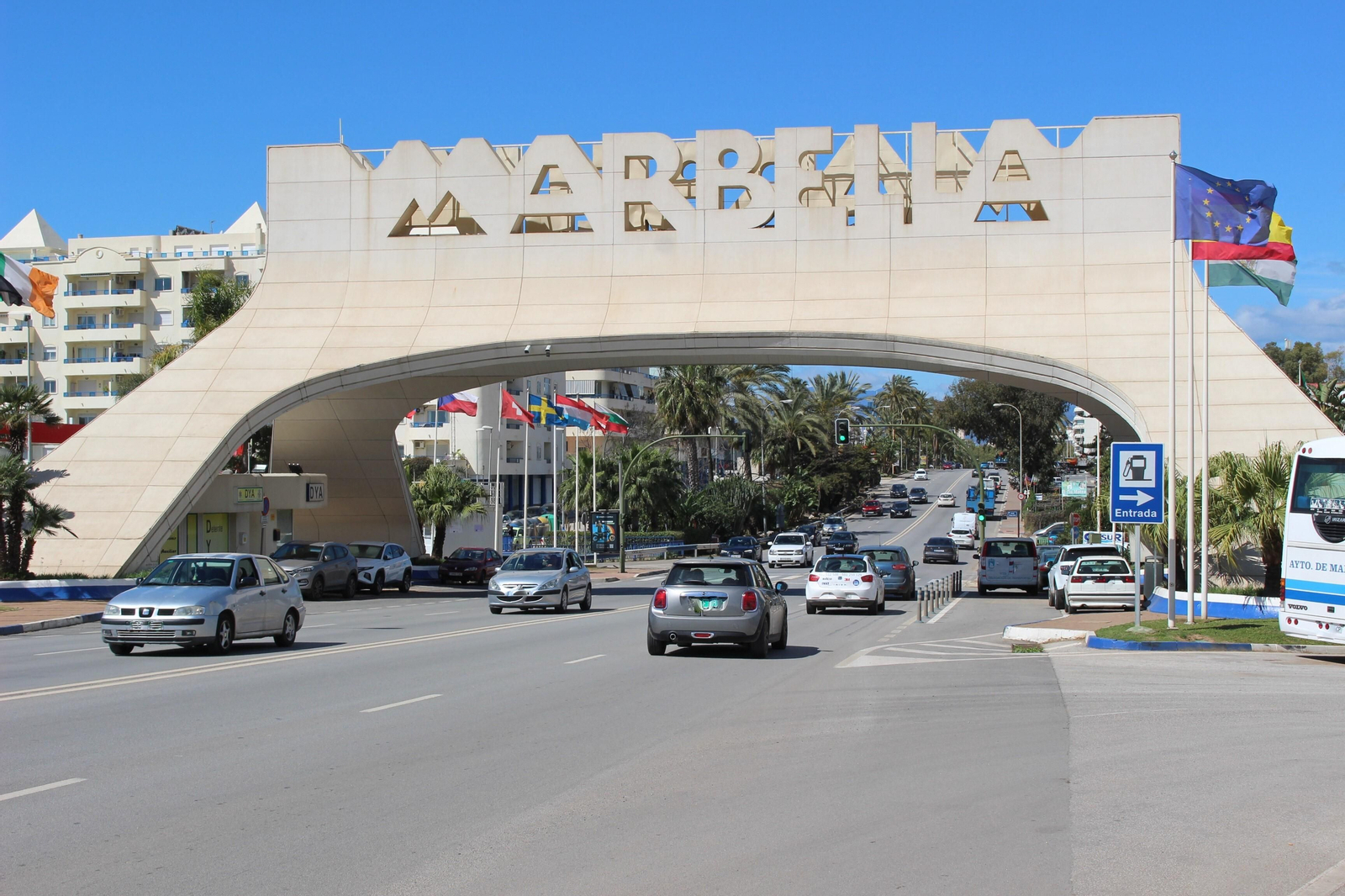 El arco de acceso a la zona este de Marbella es un símbolo de la época del GIL.