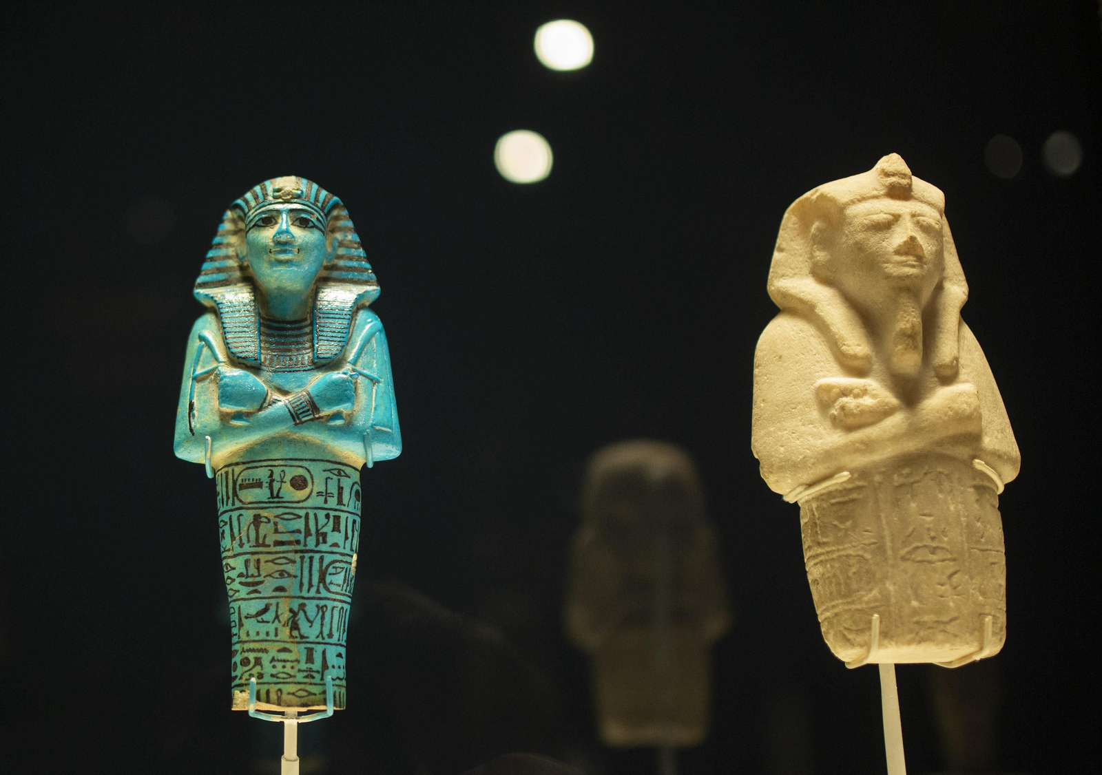 Ushebti azul del ajuar funerario del faraón Seti I junto a otro del faraón Rameses  III.