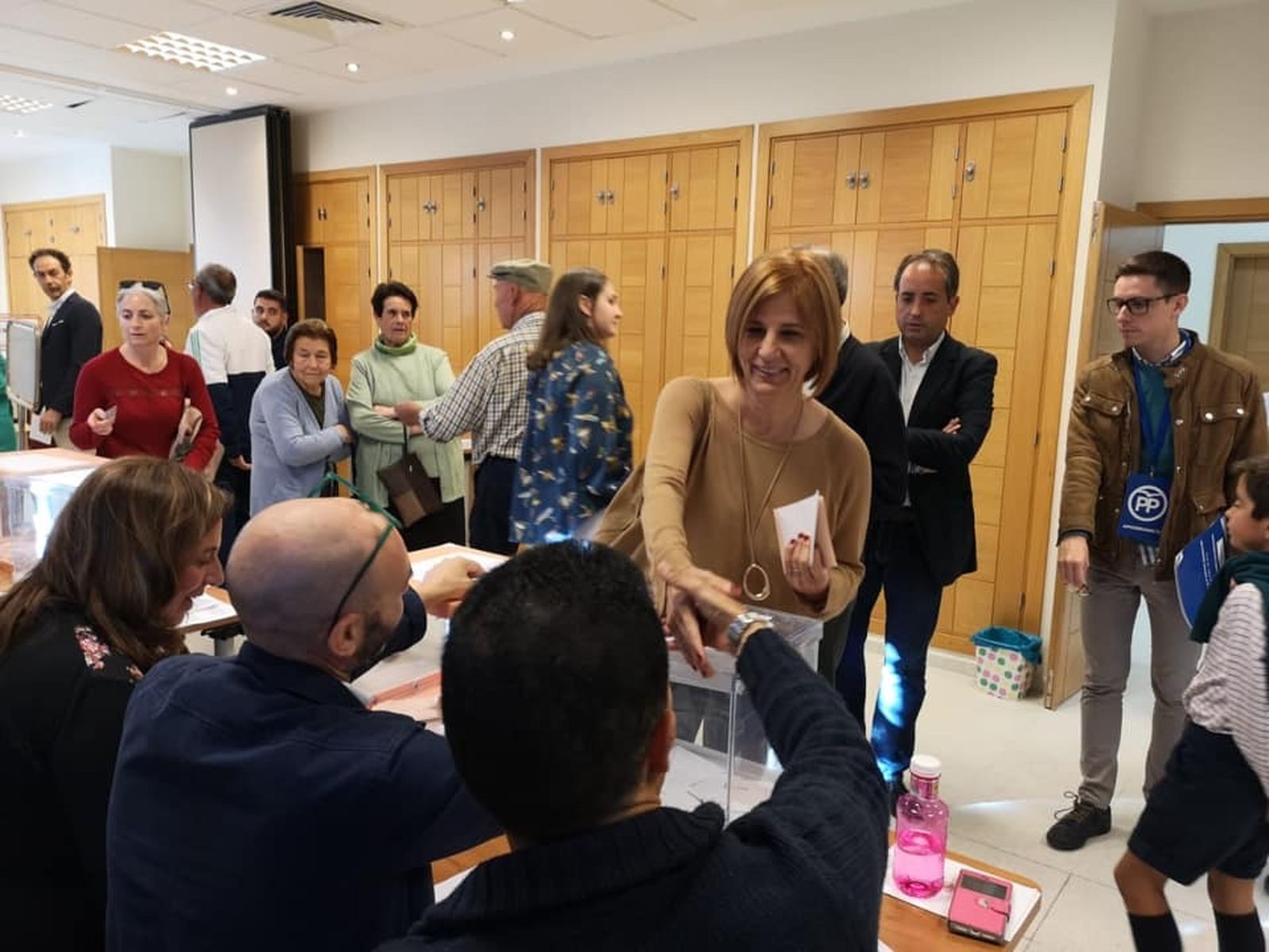 María José García-Pelayo, votando en el centro de barrio San José Obrero.