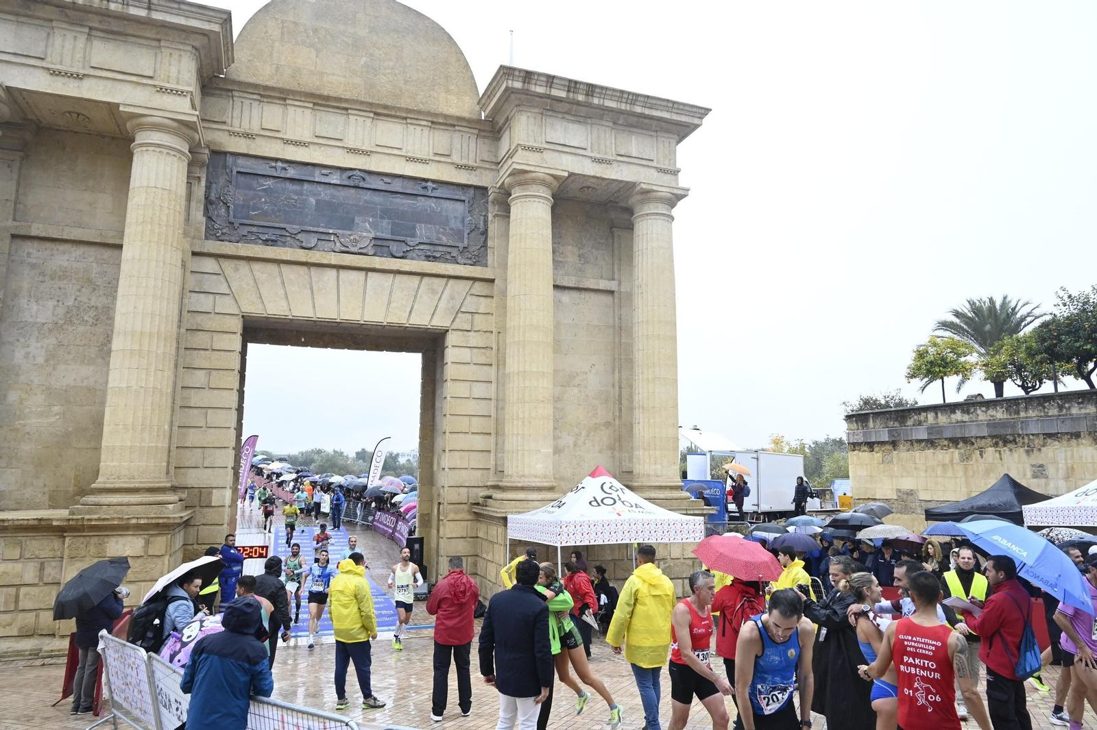 Emoción en la Puerta del Puente: las fotos de la línea de meta en la Media Maratón de Córdoba 2025